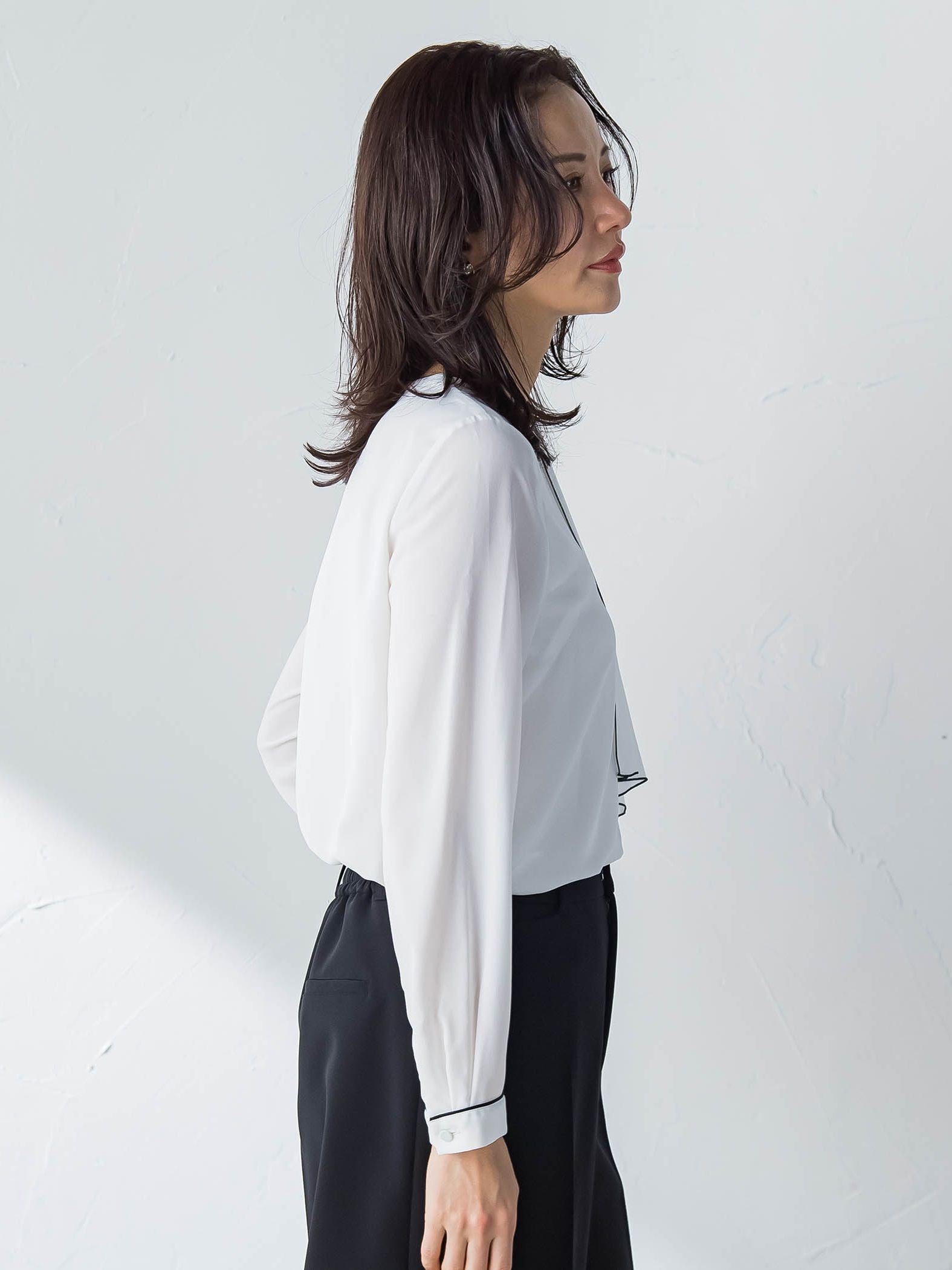 ラッフルブラウス