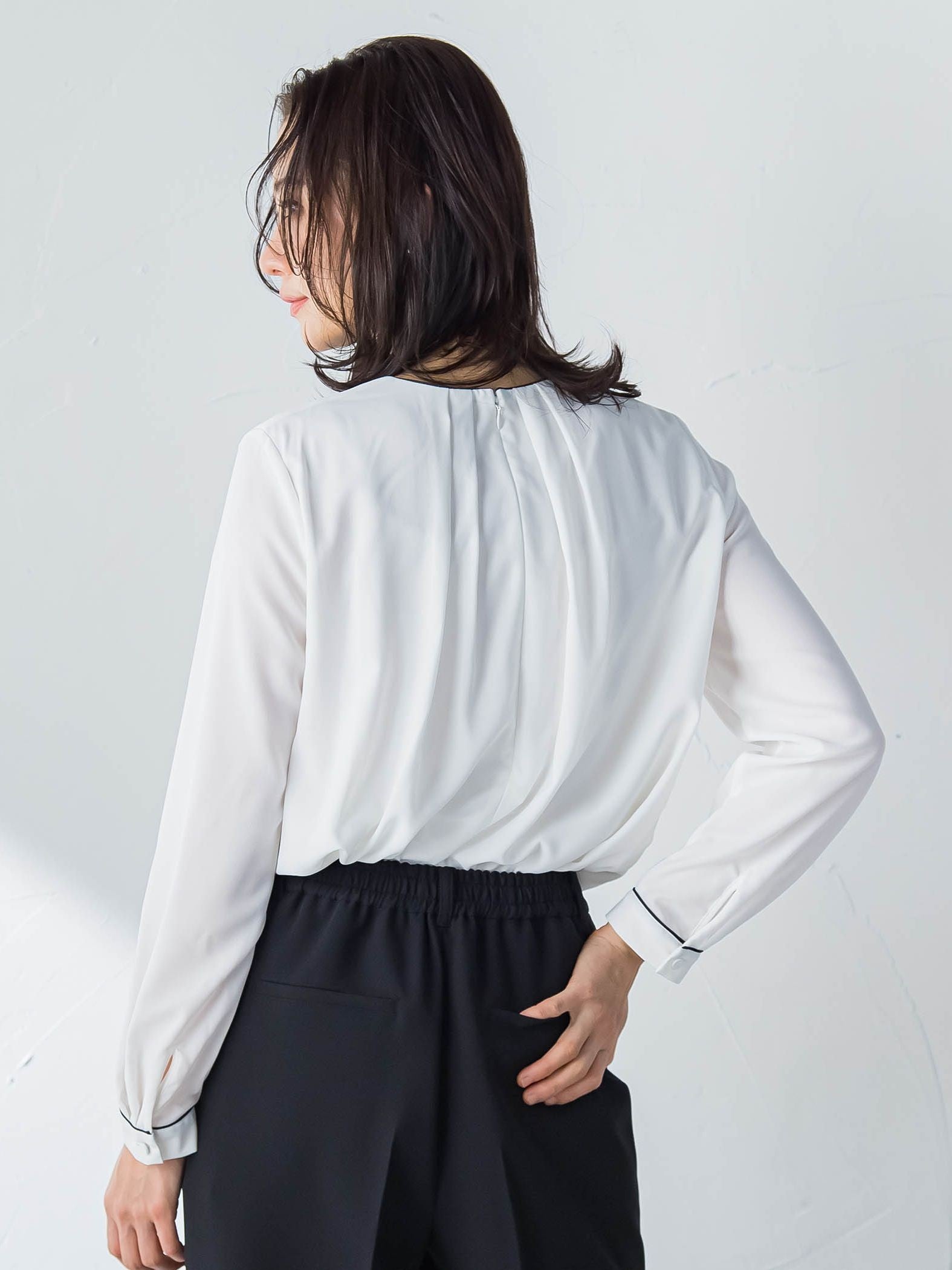 ラッフルブラウス