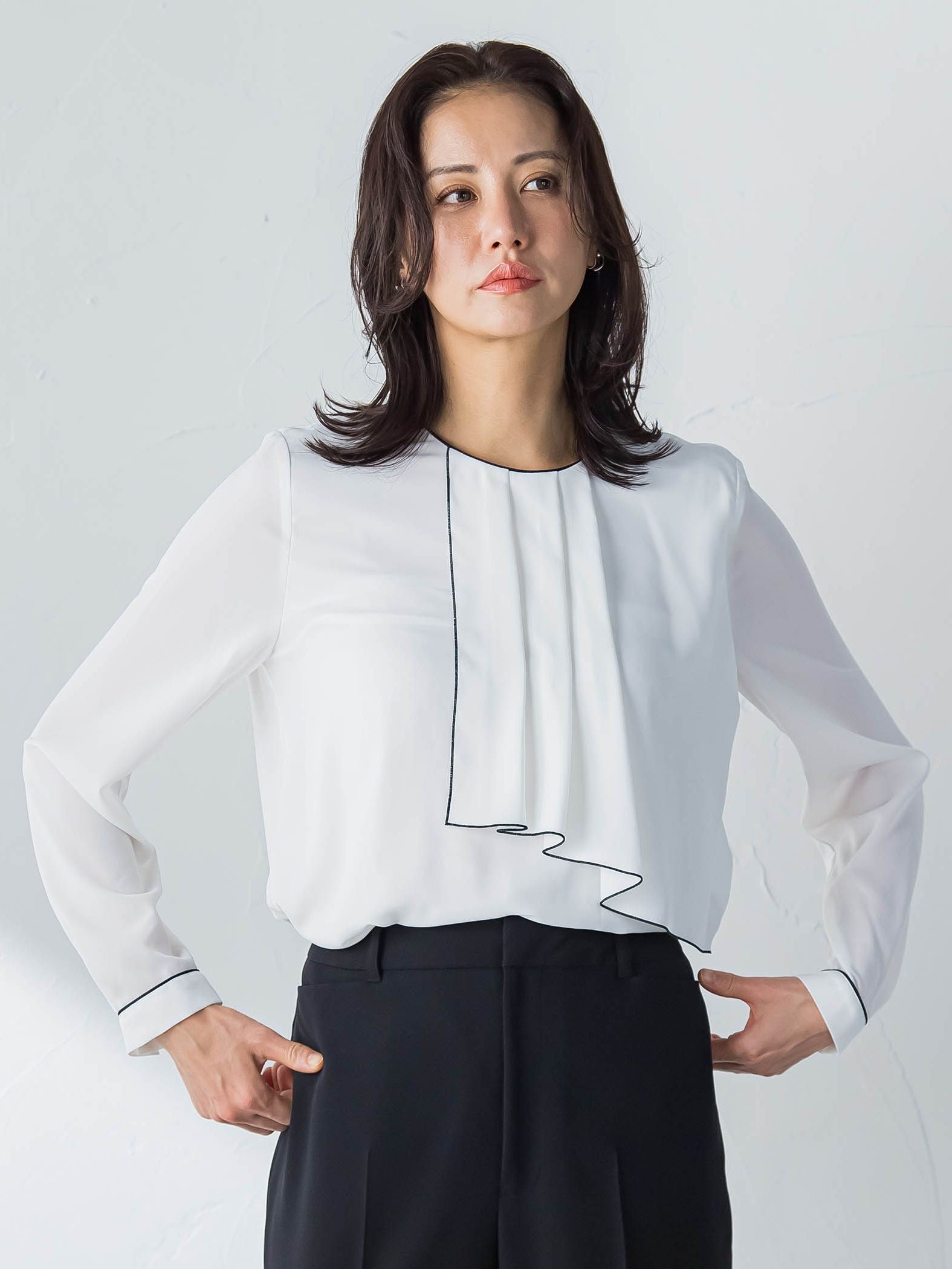 ラッフルブラウス