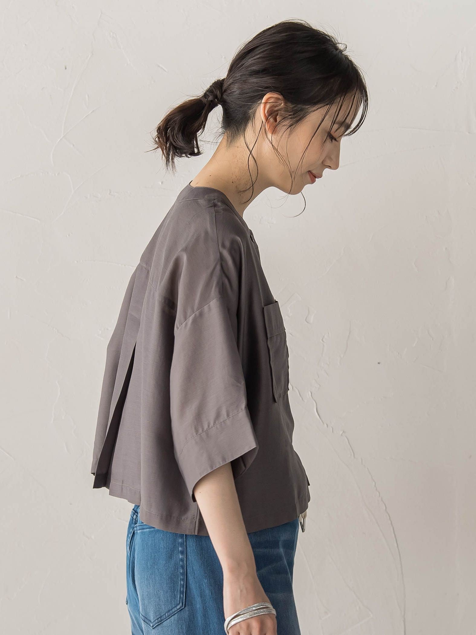 【WEB限定】シアーサテンバンドカラーブラウス