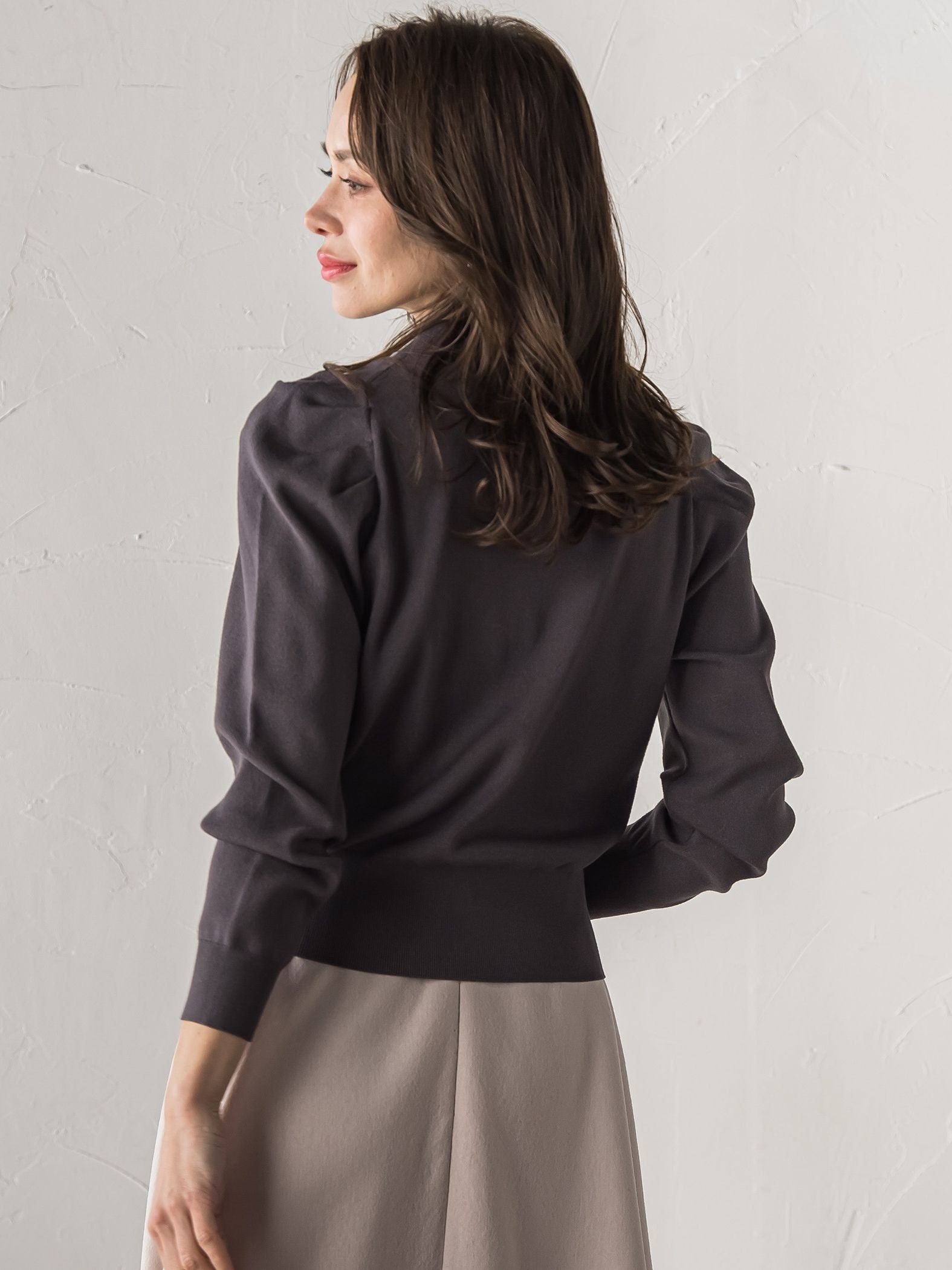 【新色追加】襟ビジューニット