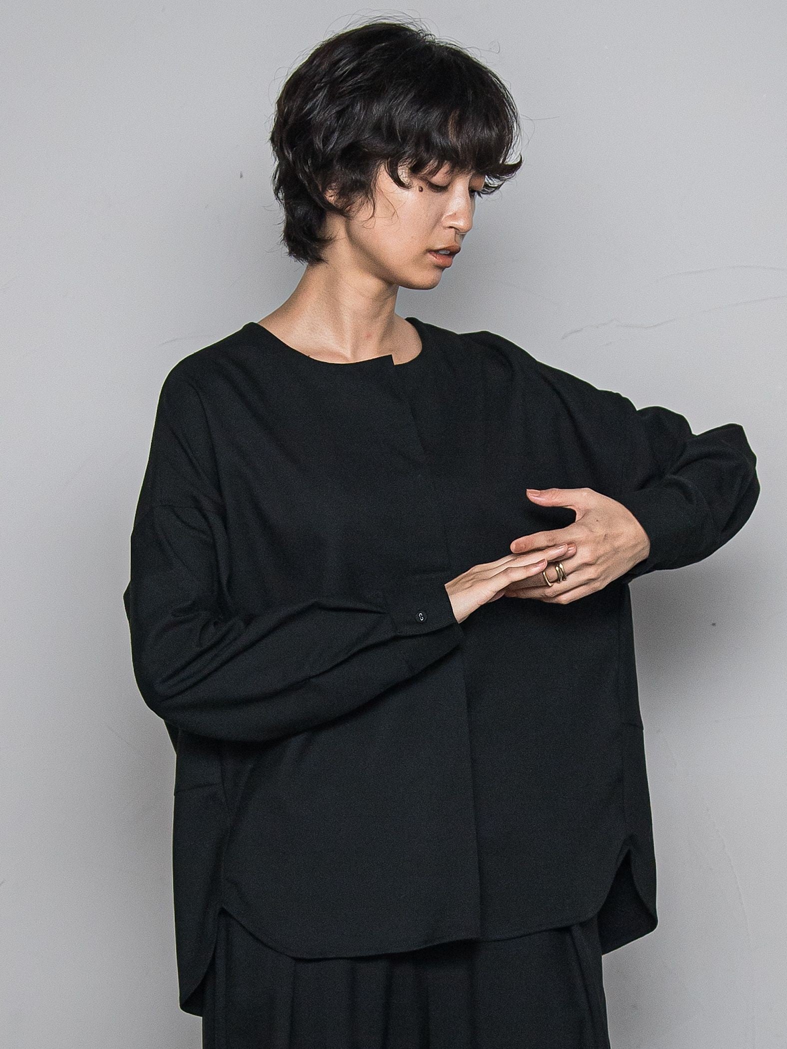 【一瞬で楽とキレイを叶える】裏起毛2WAYネックブラウス≪手洗い可能≫