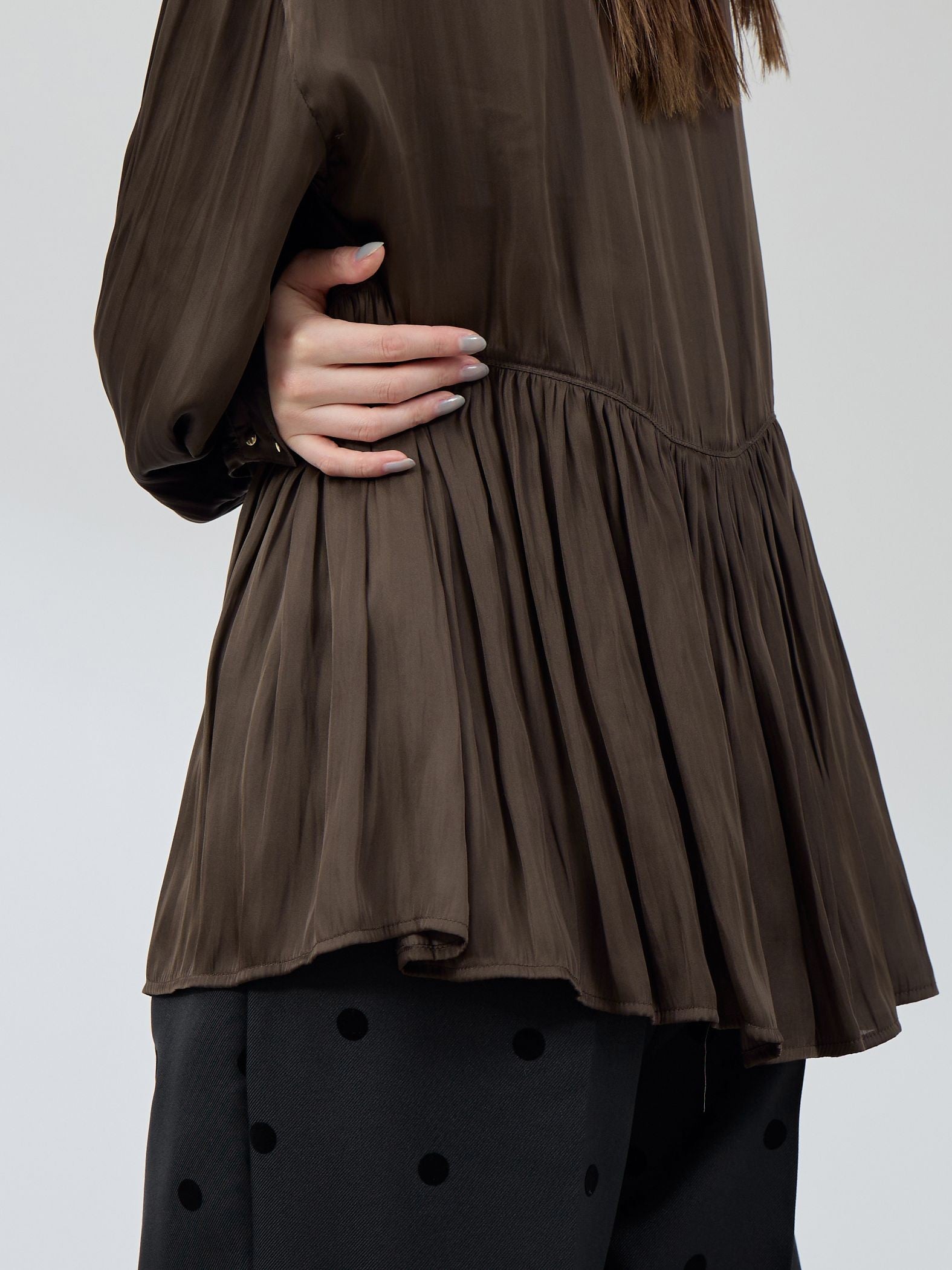 割繊サテンキーネックペプラムブラウス≪手洗い可能≫