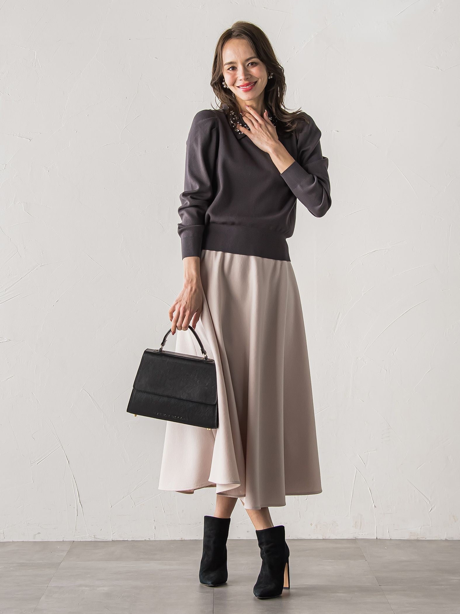 【新色追加】襟ビジューニット