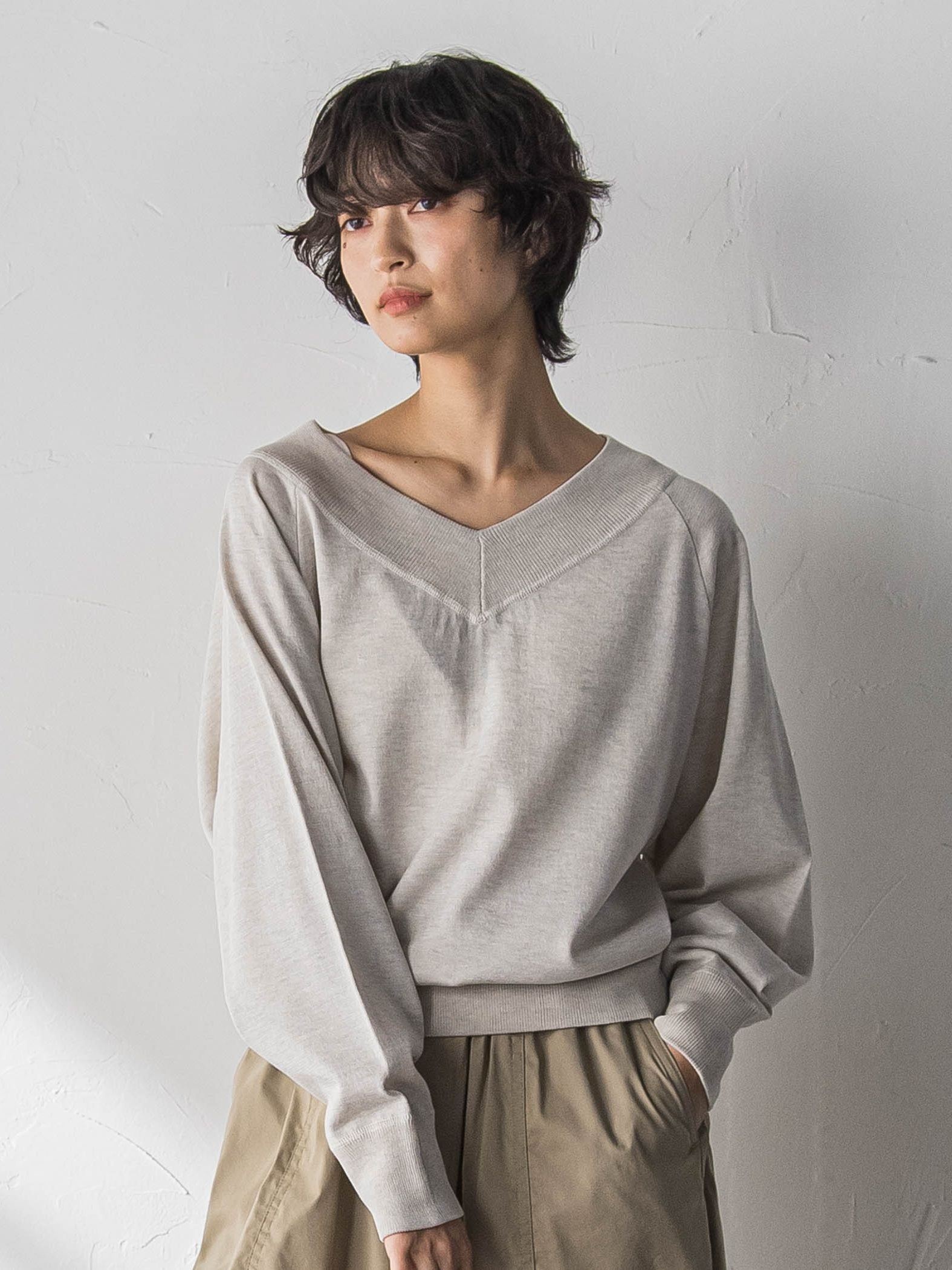 LEVITA Vネックドルマンニットプルオーバー