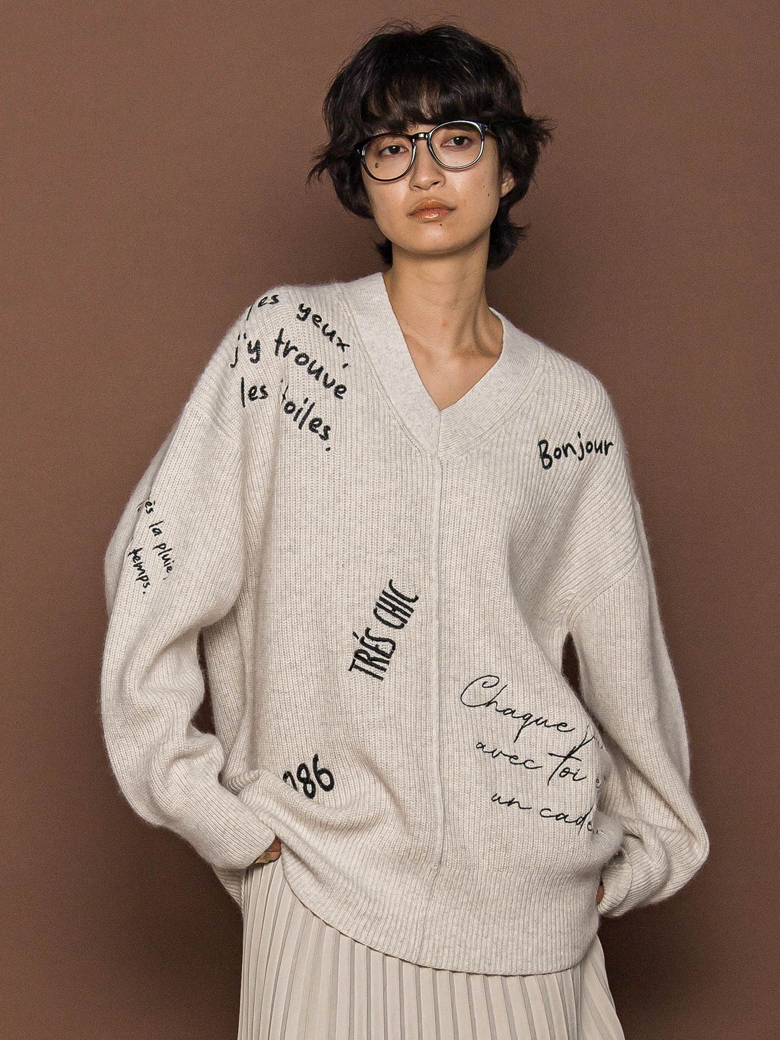 メッセージ刺繍Vネックニットプルオーバー≪手洗い可能≫