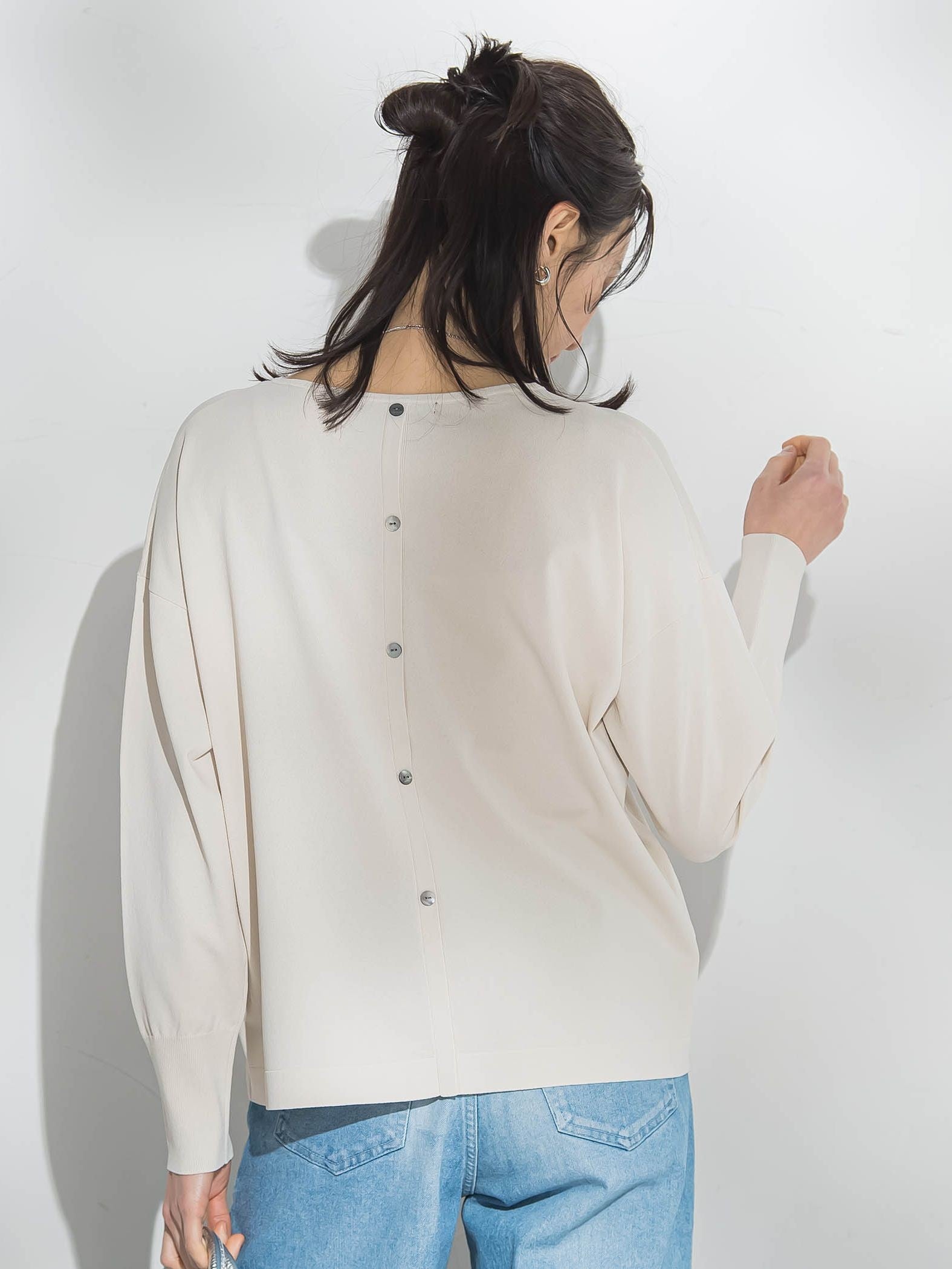 バックボタンデザインニット