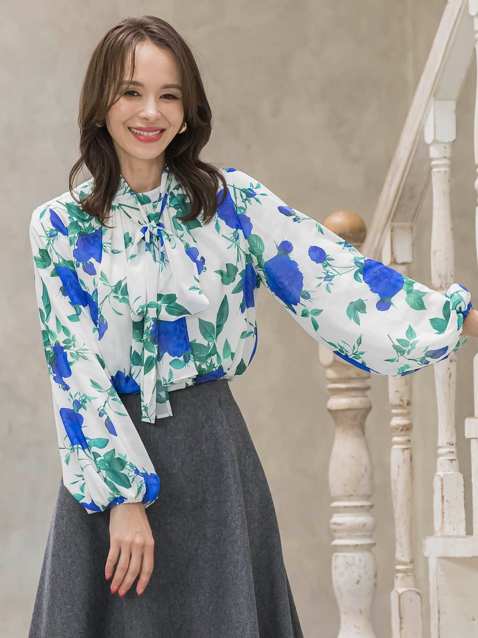 ブルーローズプリントブラウス≪洗濯機で洗える≫