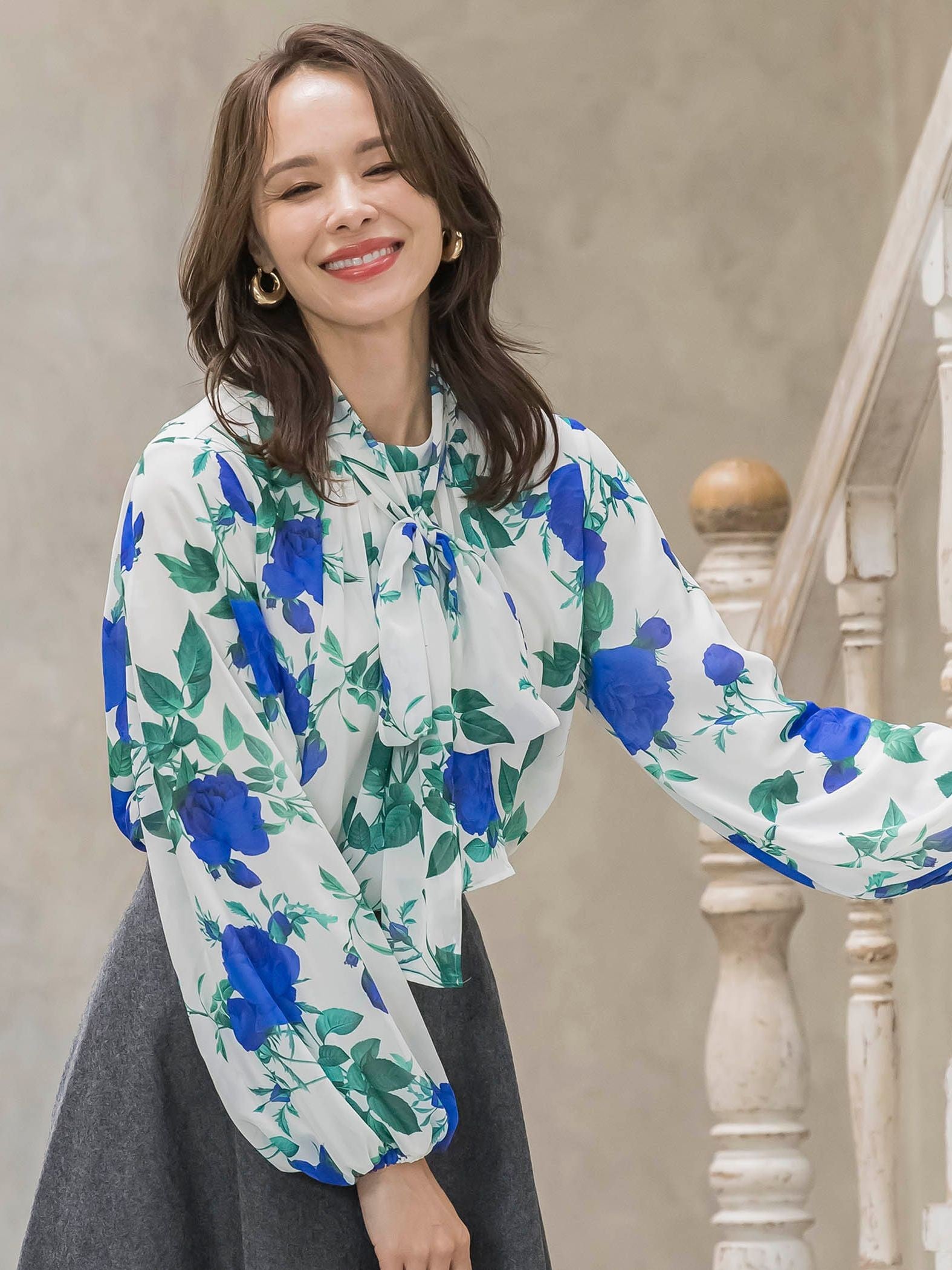 ブルーローズプリントブラウス≪洗濯機で洗える≫