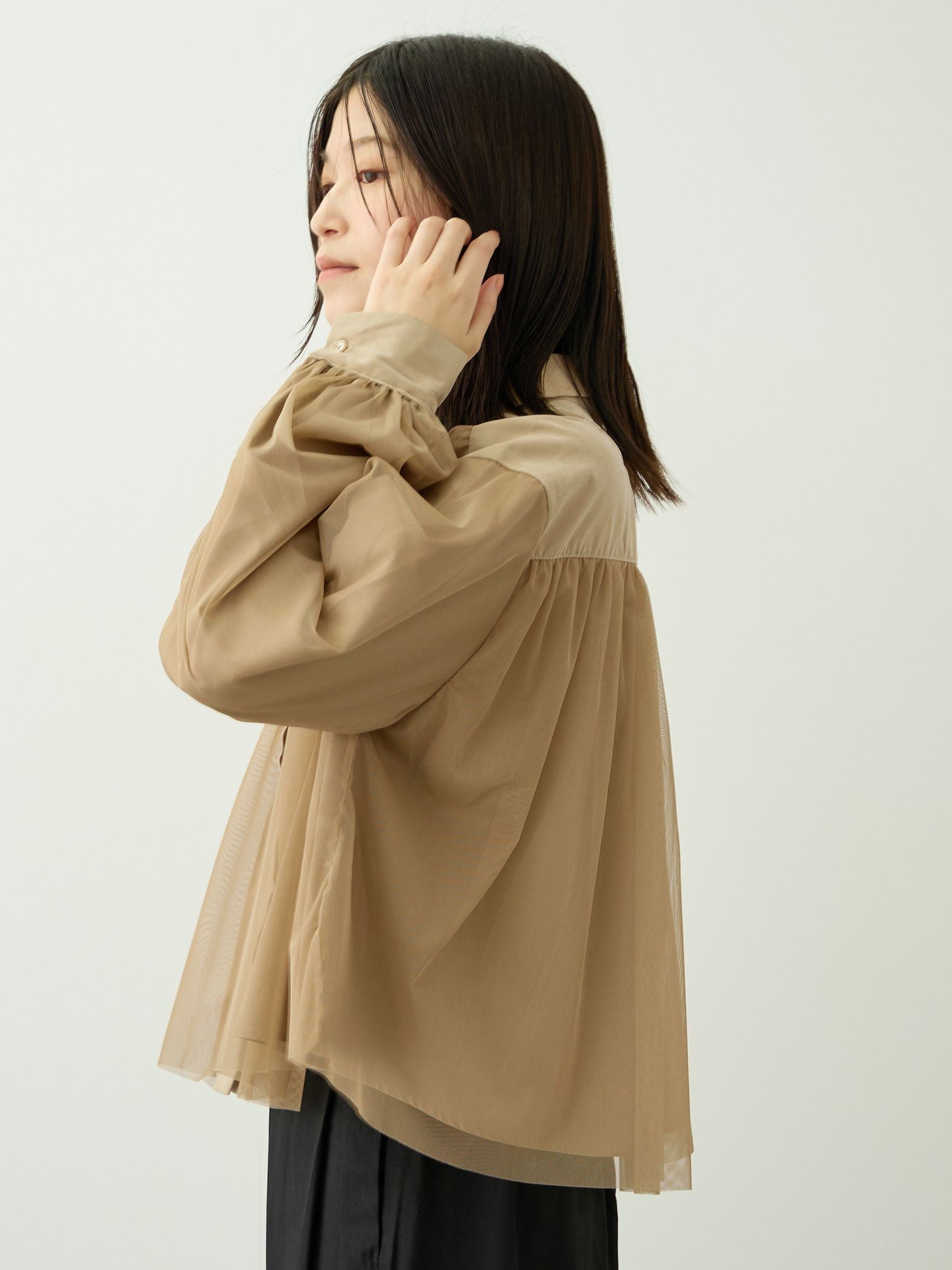 チュールレイヤードブラウス