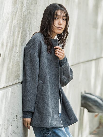 ライトジャージメルトンノーカラーミドルコート