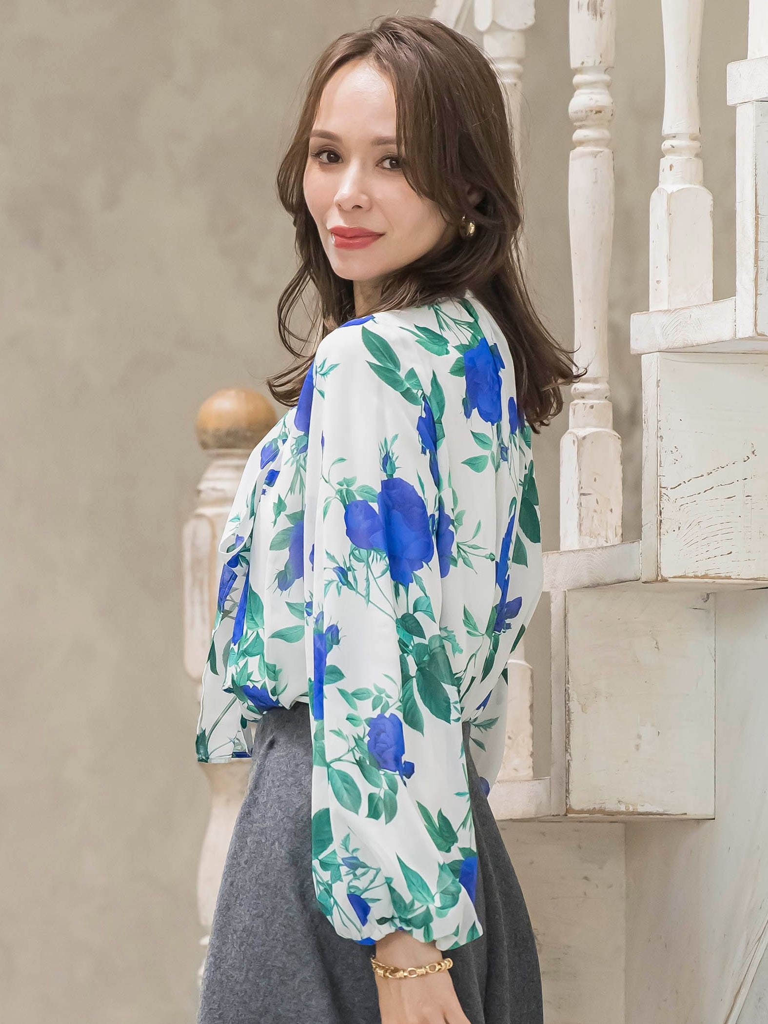 ブルーローズプリントブラウス≪洗濯機で洗える≫