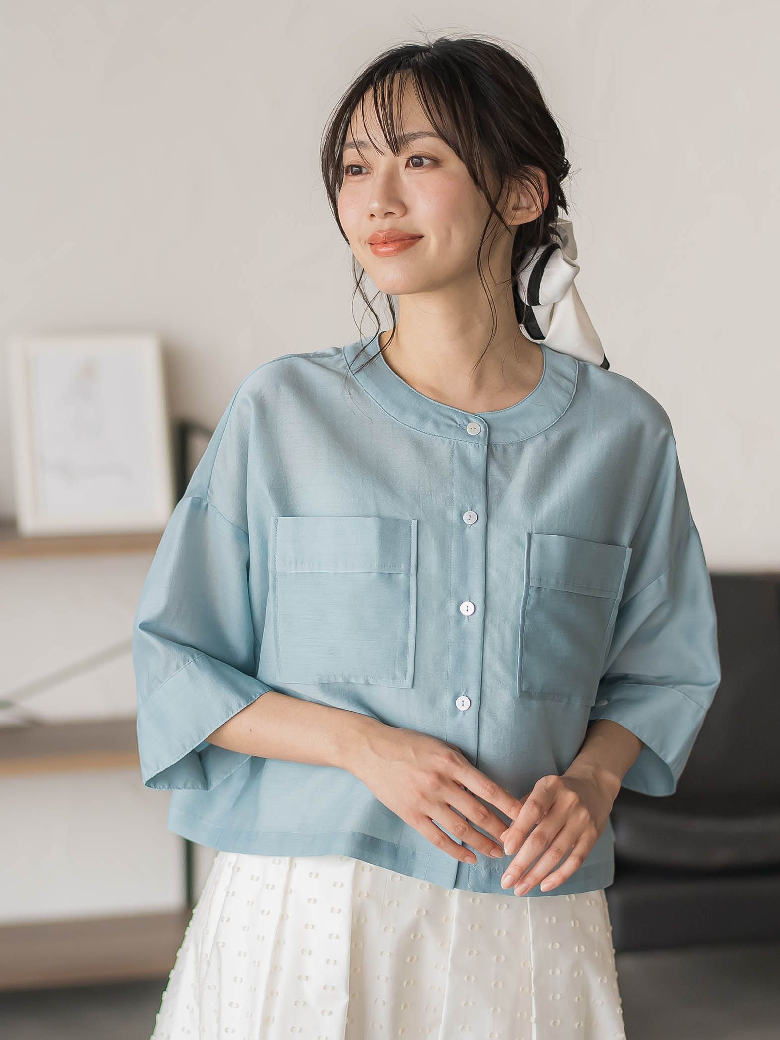 【WEB限定】シアーサテンバンドカラーブラウス