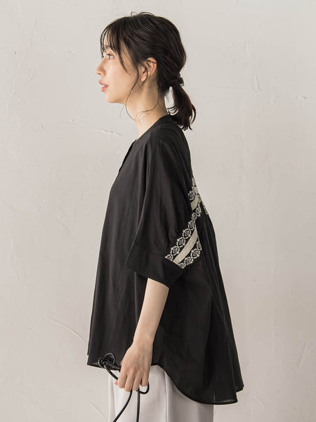 キャンブリックバック刺繍ブラウス