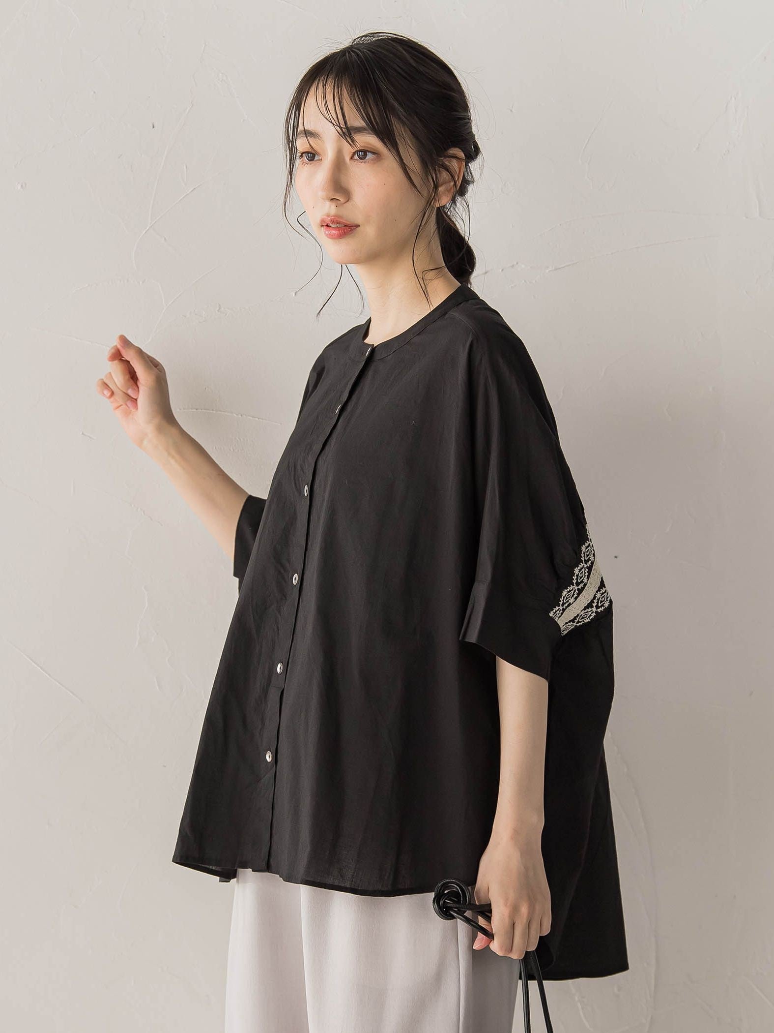 キャンブリックバック刺繍ブラウス
