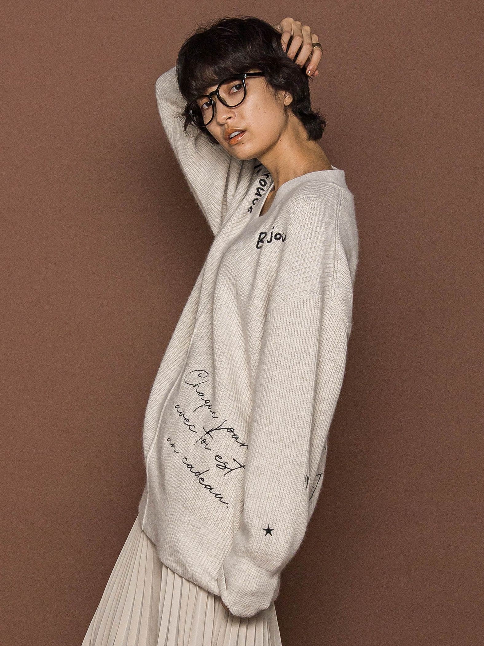 メッセージ刺繍Vネックニットプルオーバー≪手洗い可能≫