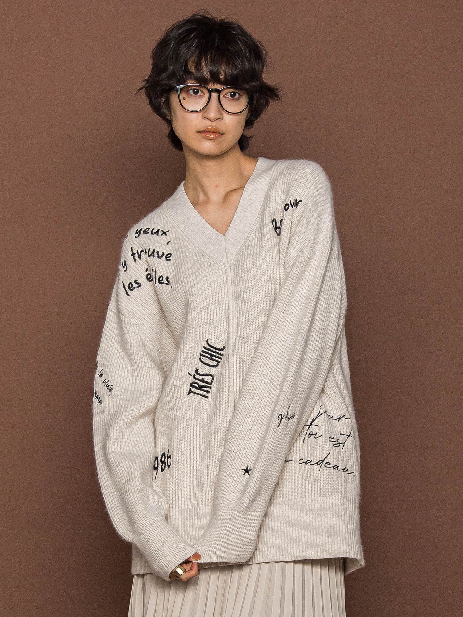 メッセージ刺繍Vネックニットプルオーバー≪手洗い可能≫