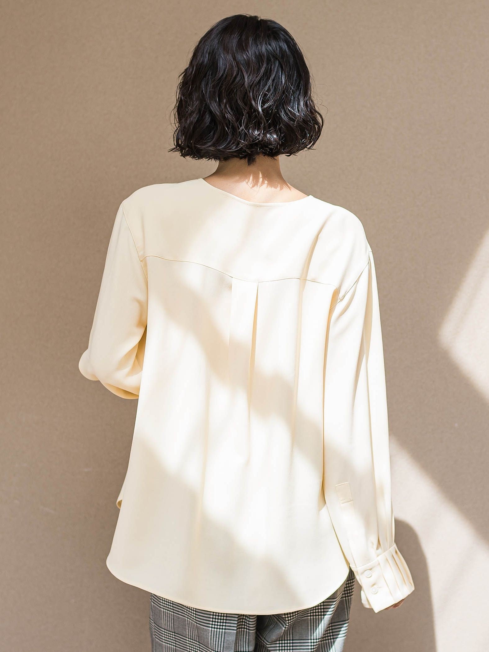 メランジツイルノーカラーブラウス