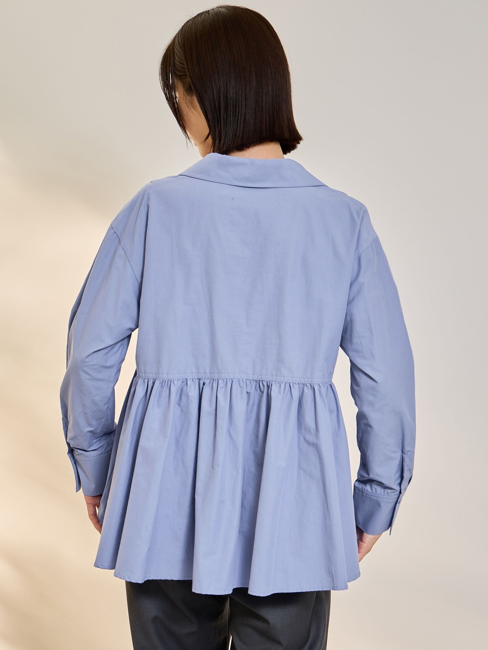 モイストブロードラッフルヘムブラウス