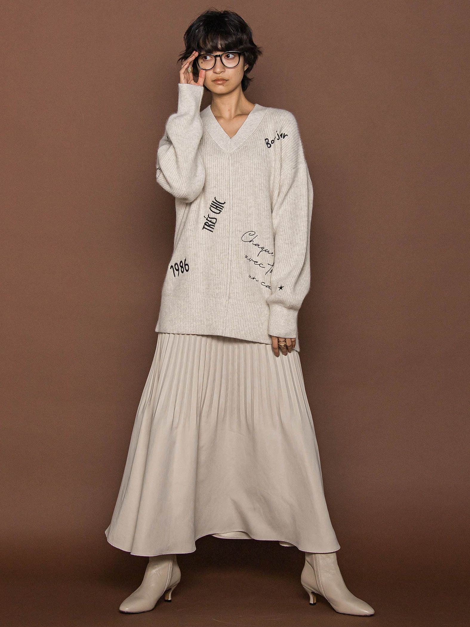 メッセージ刺繍Vネックニットプルオーバー≪手洗い可能≫