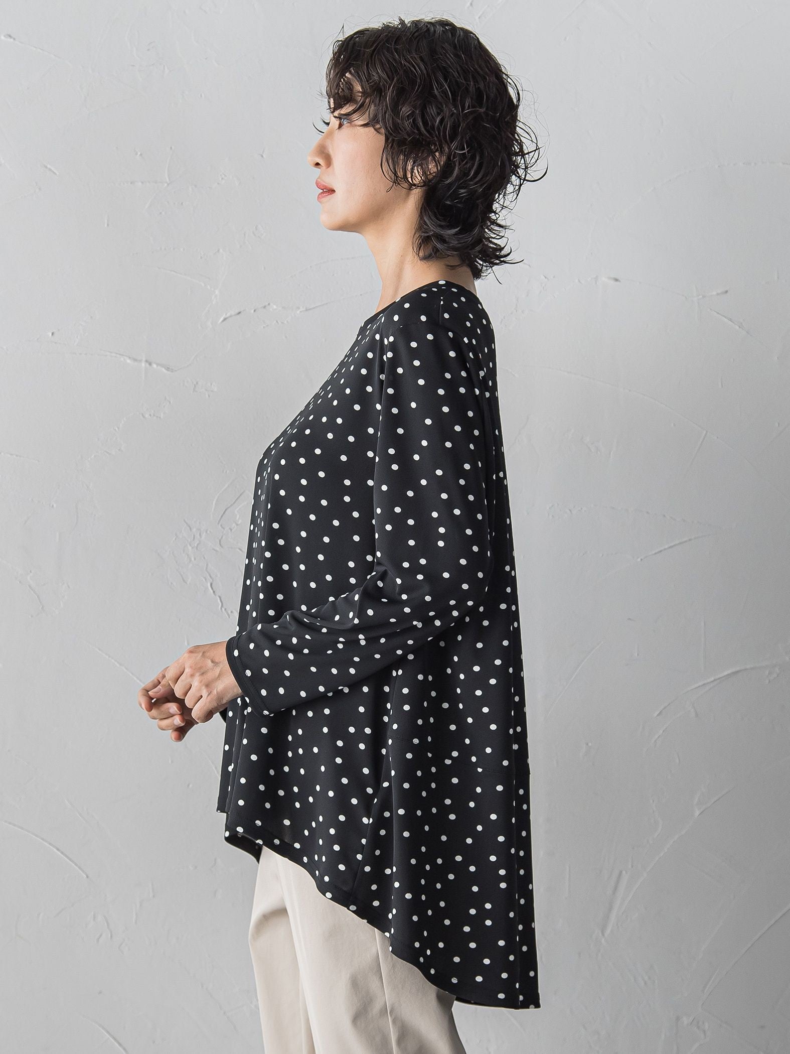 “ブラウスのように着られる”さらさらストレッチトップス