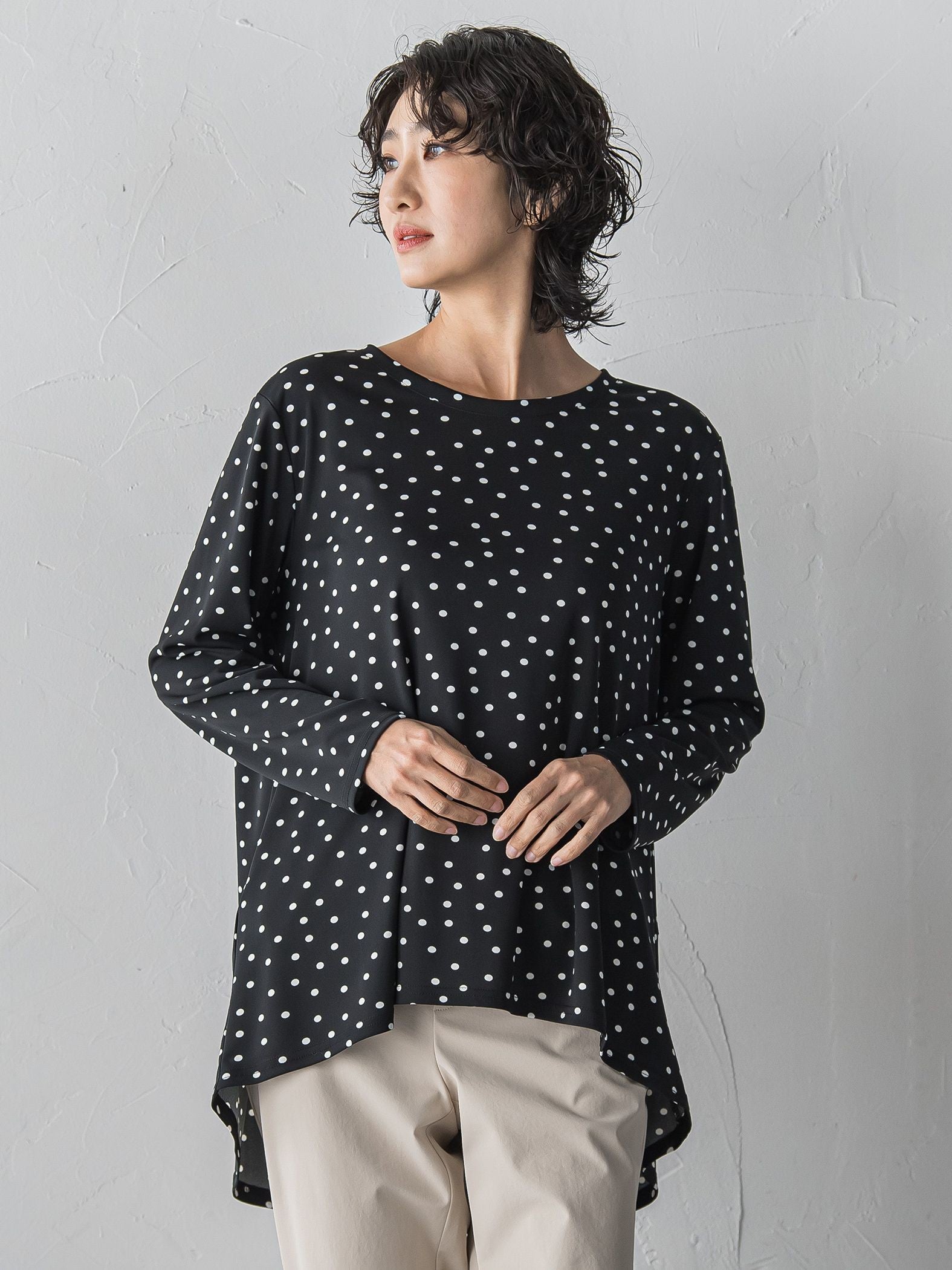 “ブラウスのように着られる”さらさらストレッチトップス