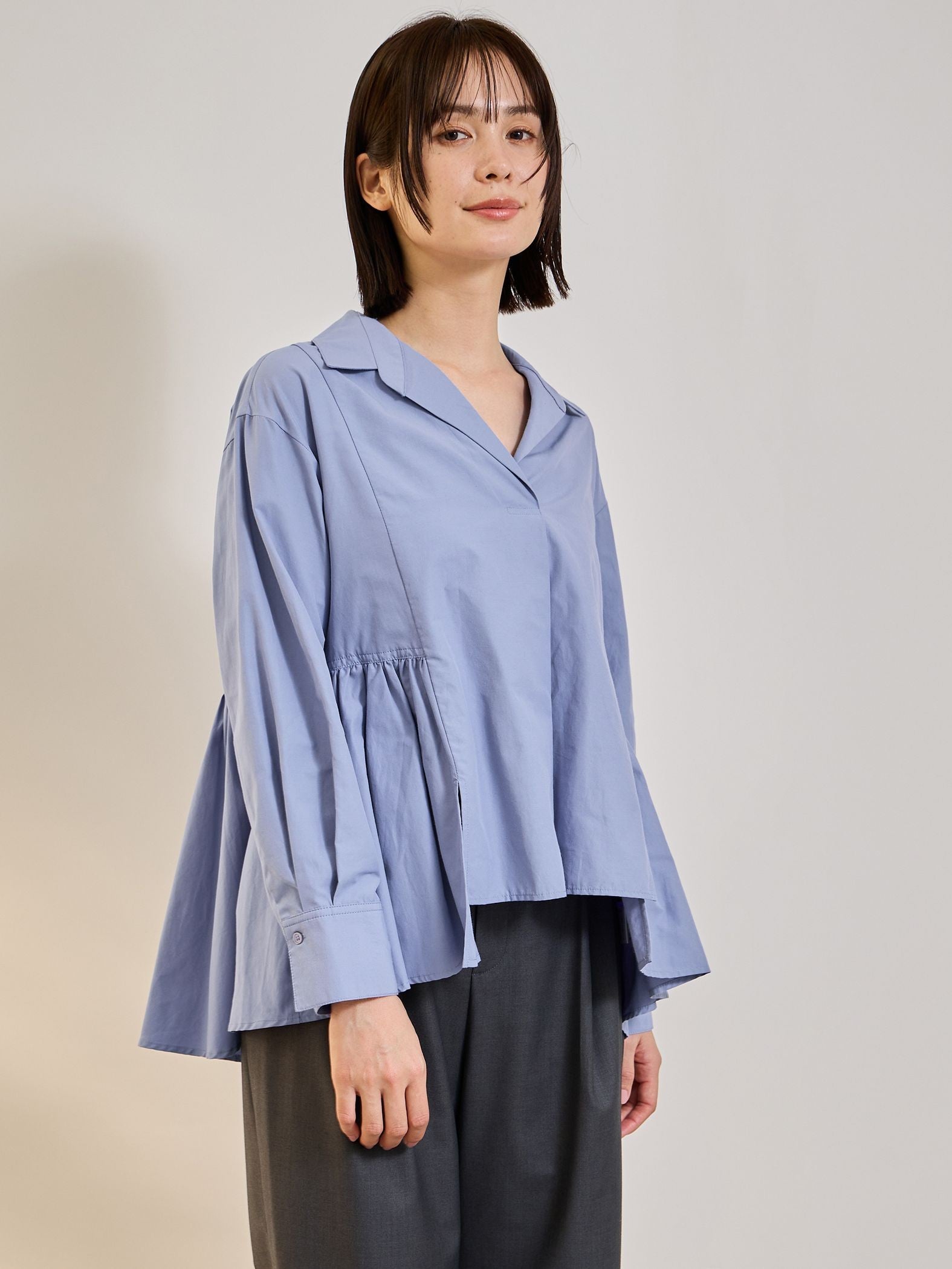 モイストブロードラッフルヘムブラウス