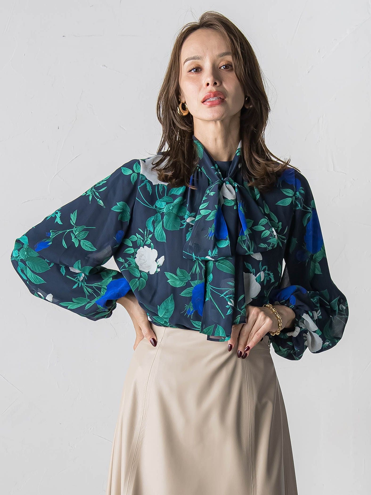 ブルーローズプリントブラウス≪洗濯機で洗える≫