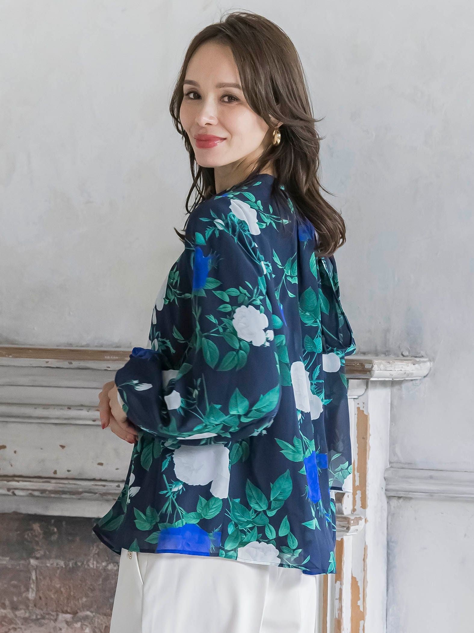 ブルーローズプリントブラウス≪洗濯機で洗える≫