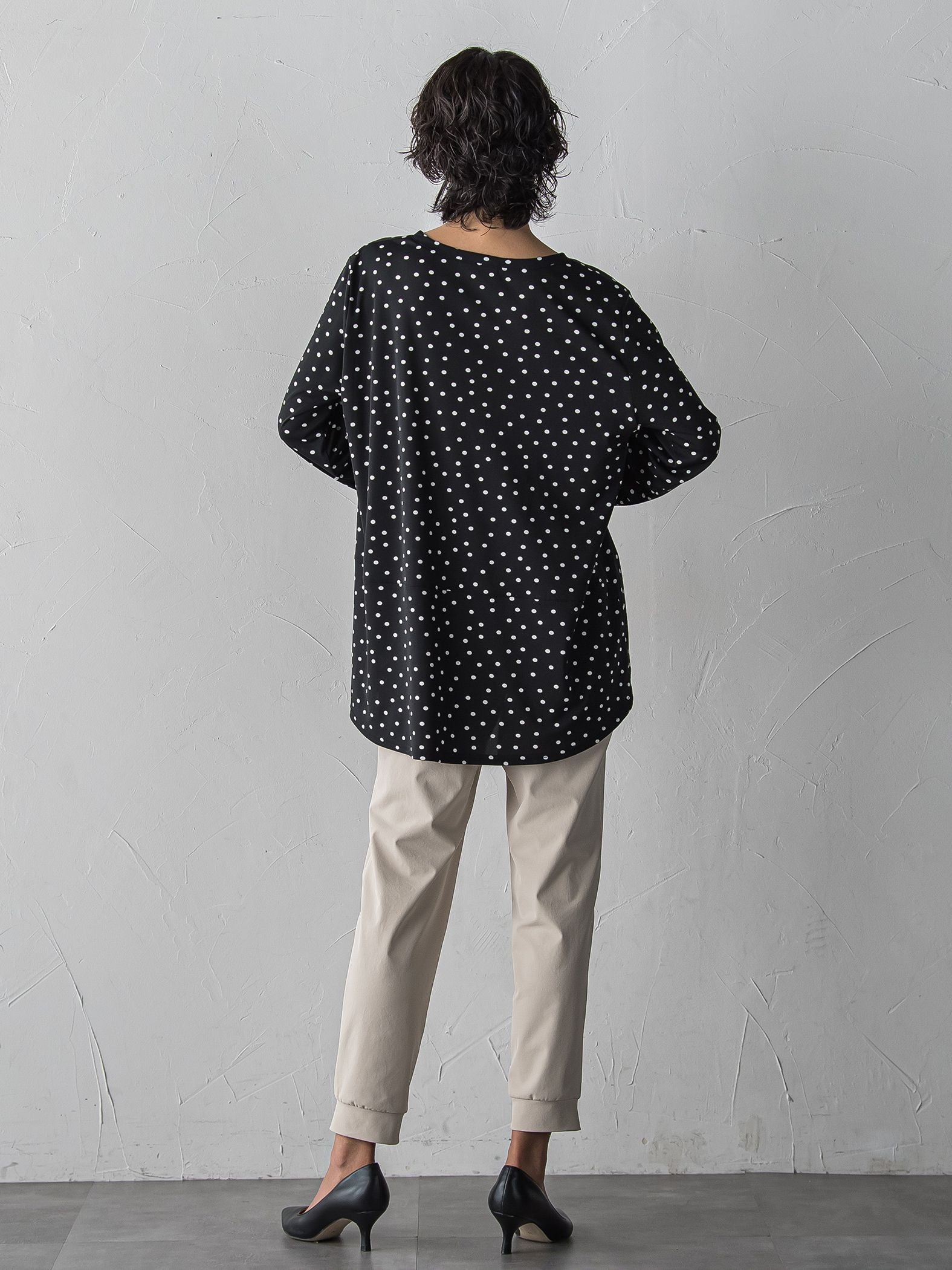 “ブラウスのように着られる”さらさらストレッチトップス