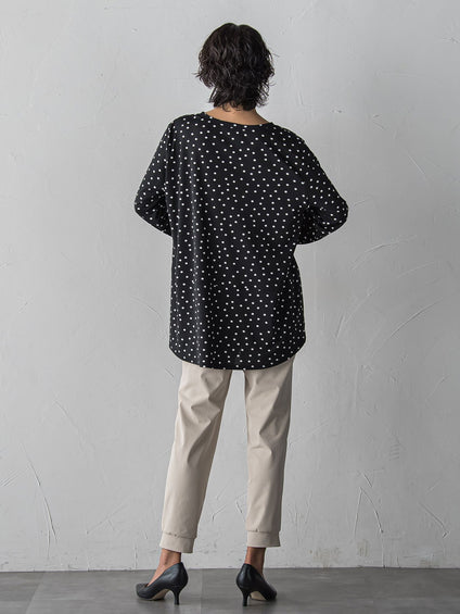 “ブラウスのように着られる”さらさらストレッチトップス