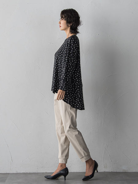 “ブラウスのように着られる”さらさらストレッチトップス