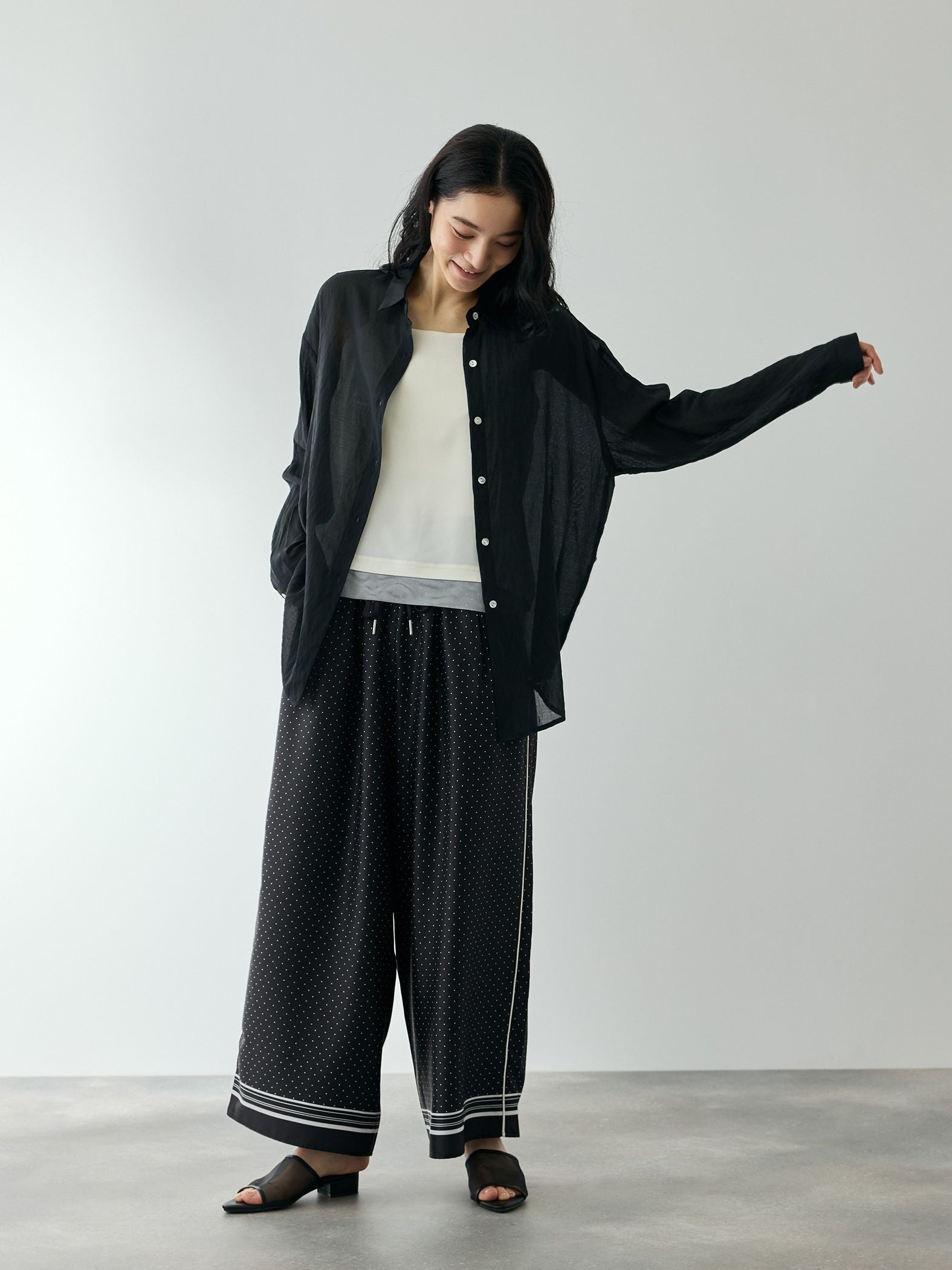 パウダーサテンパネルプリントワイドパンツ