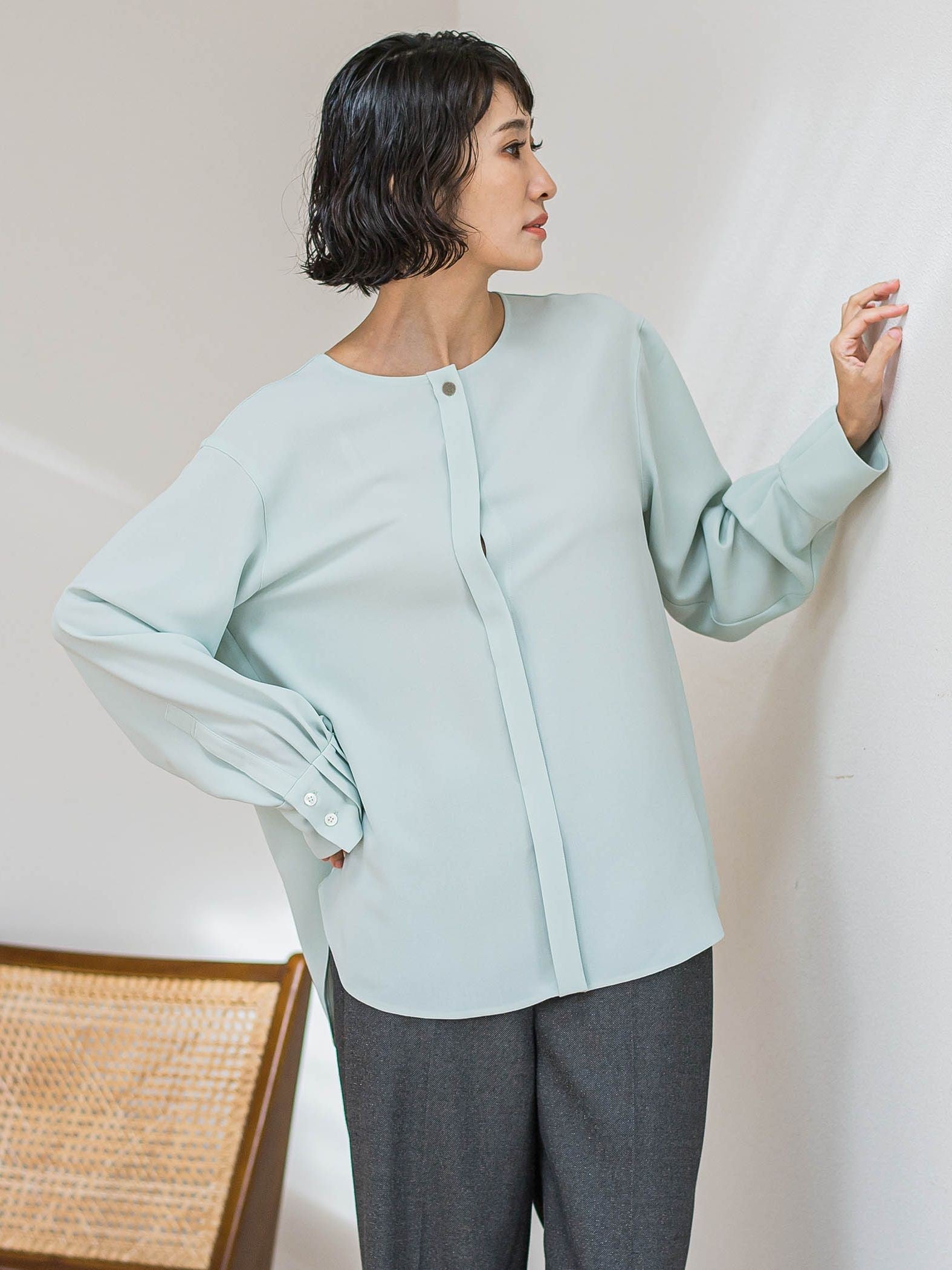 メランジツイルノーカラーブラウス