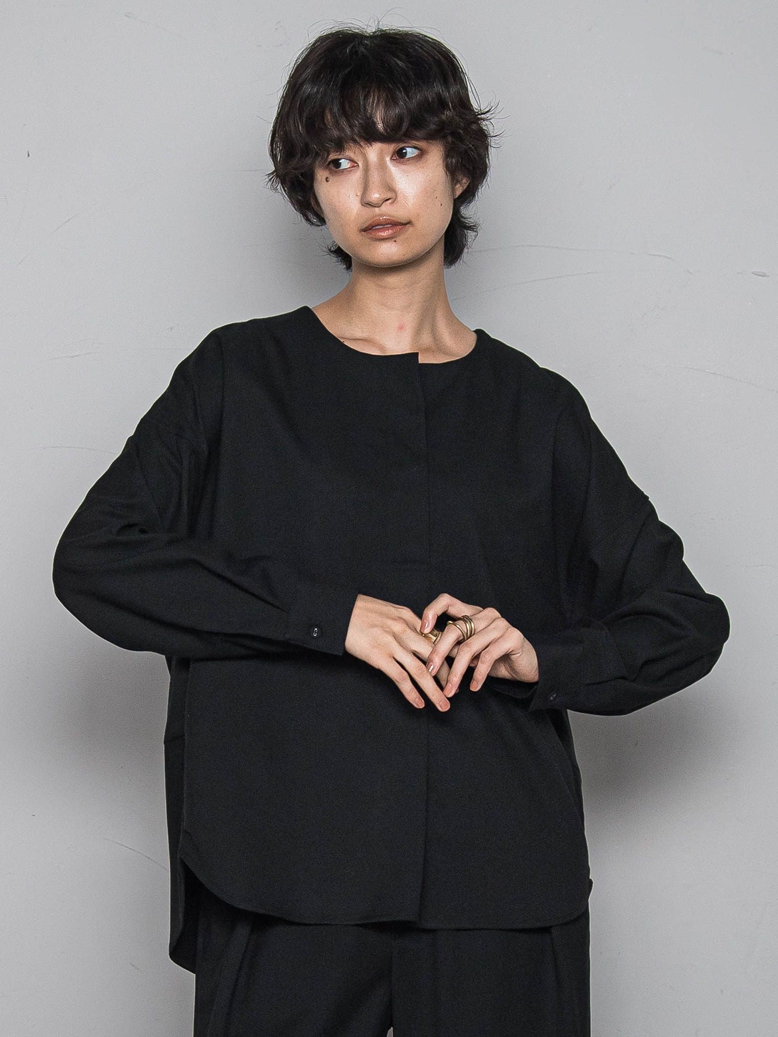 【一瞬で楽とキレイを叶える】裏起毛2WAYネックブラウス≪手洗い可能≫