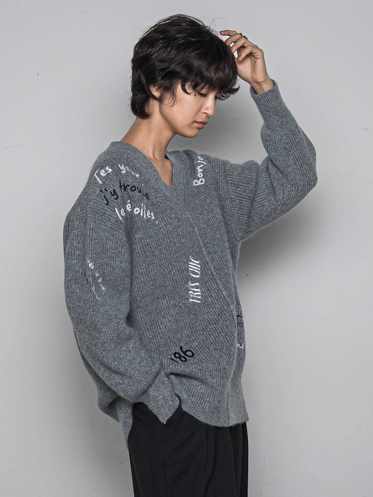 メッセージ刺繍Vネックニットプルオーバー≪手洗い可能≫