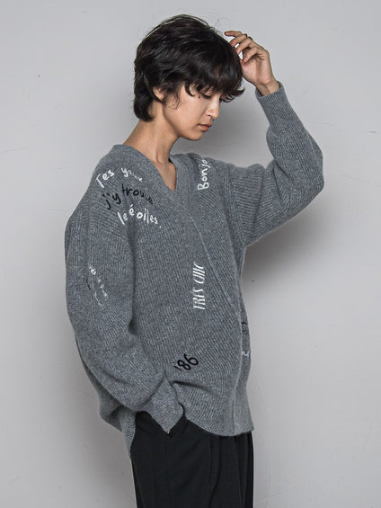 メッセージ刺繍Vネックニットプルオーバー≪手洗い可能≫