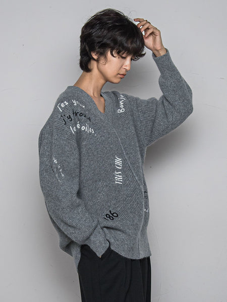 メッセージ刺繍Vネックニットプルオーバー≪手洗い可能≫