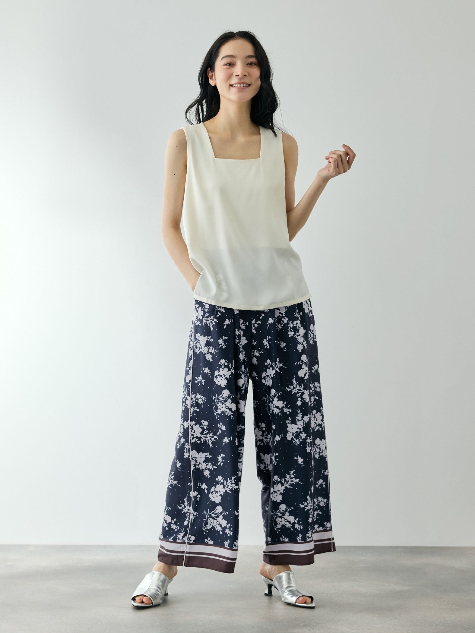 パウダーサテンパネルプリントワイドパンツ