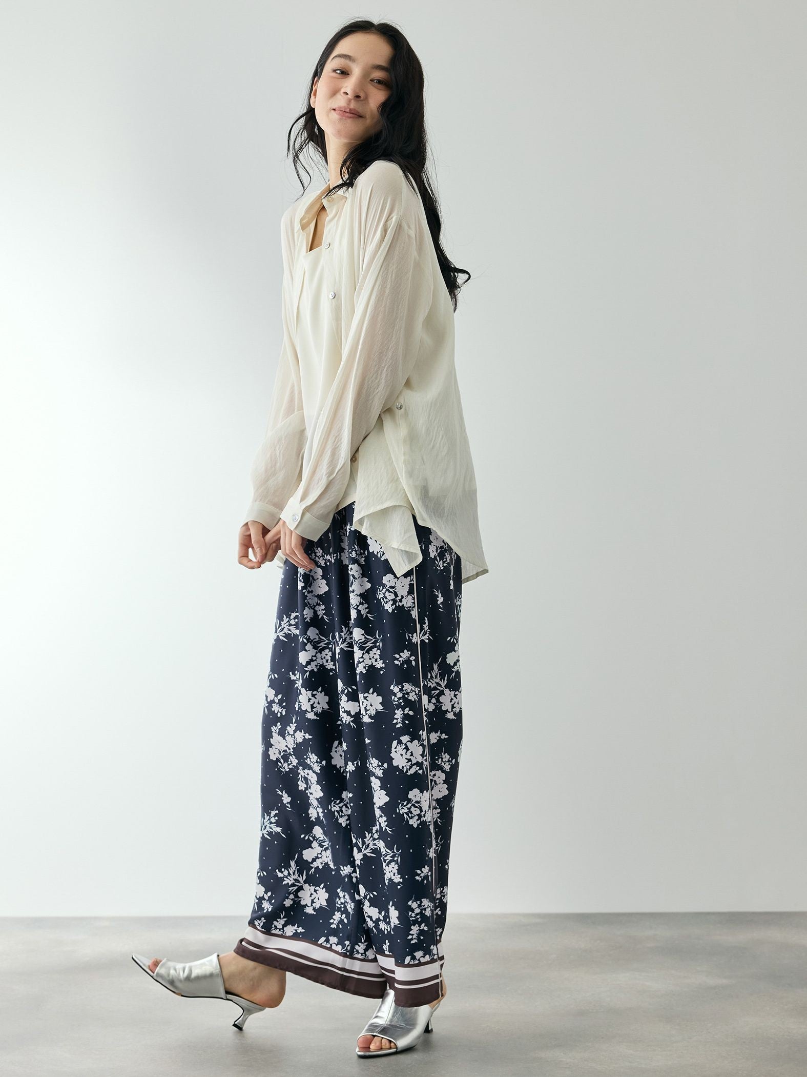 パウダーサテンパネルプリントワイドパンツ