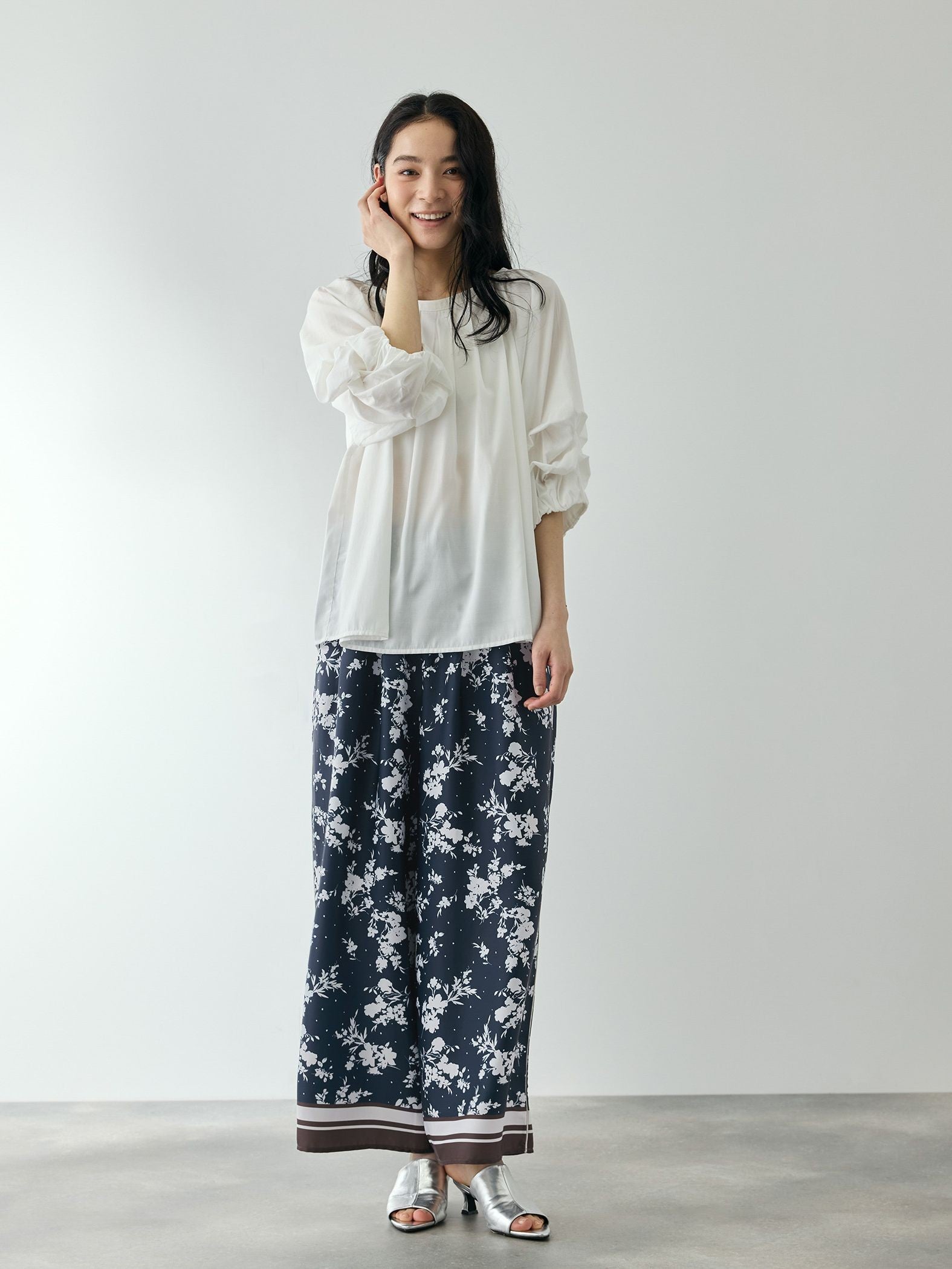 パウダーサテンパネルプリントワイドパンツ