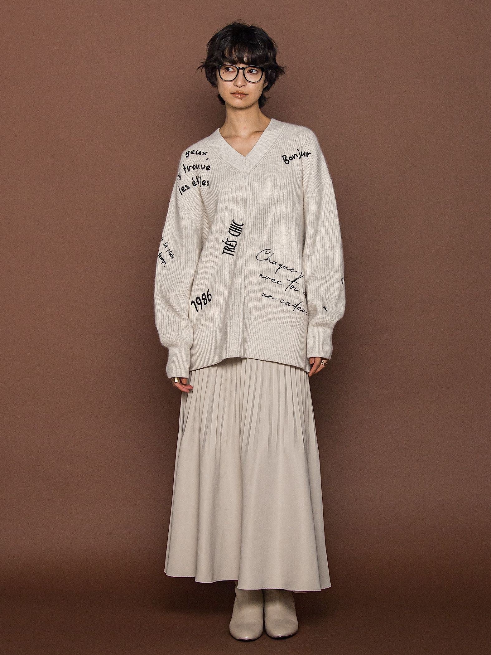 メッセージ刺繍Vネックニットプルオーバー≪手洗い可能≫