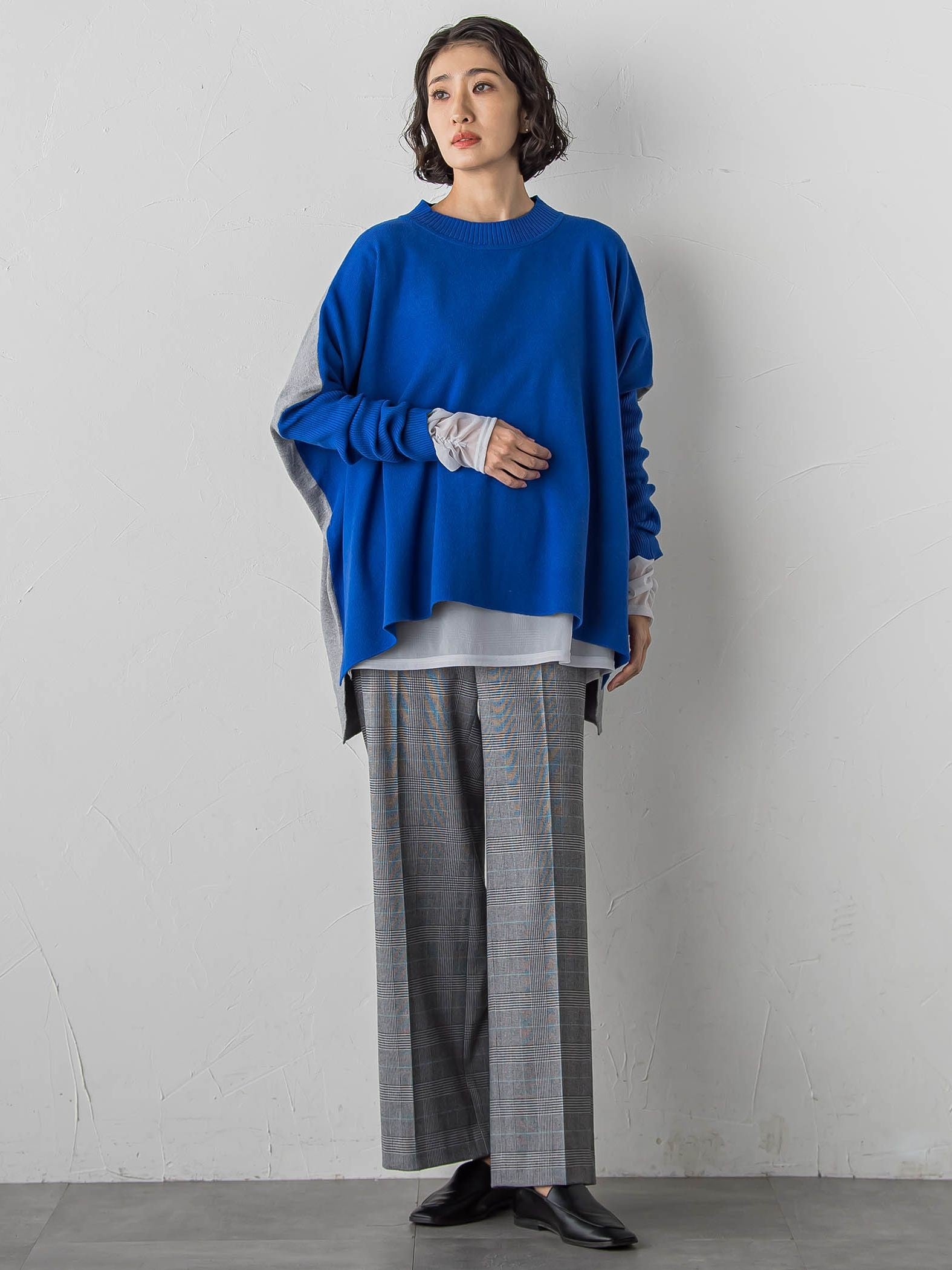 【WEB限定】”前後で印象が変わる”ドルマンバイカラーニット