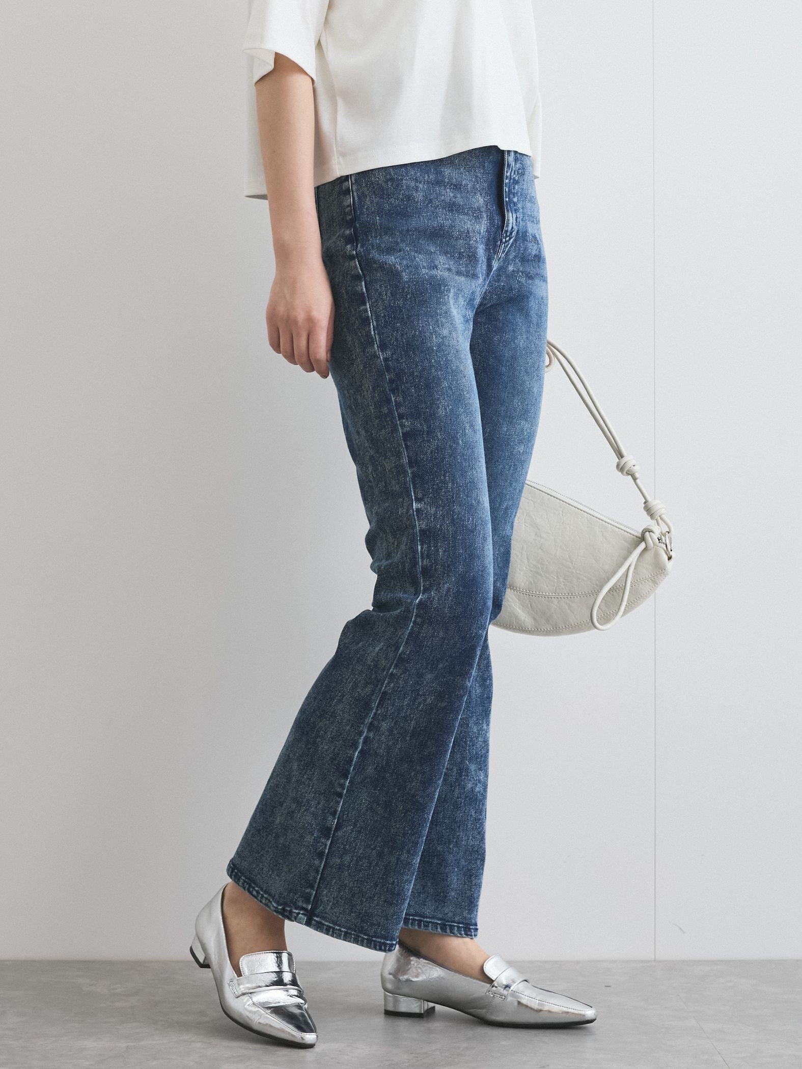 ケミカルデニムフレアパンツ≪洗濯機で洗える≫