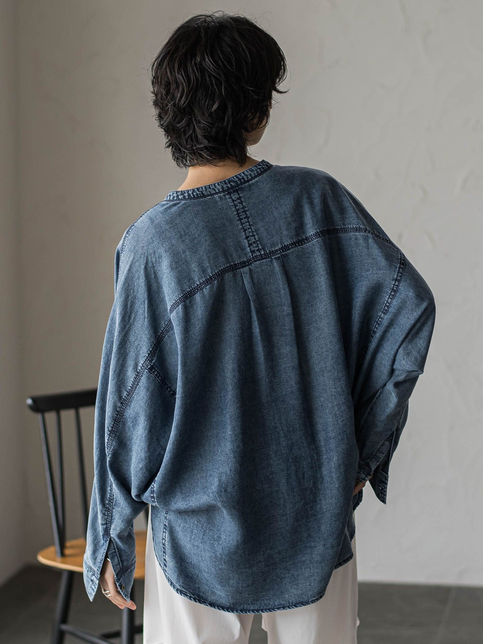 ゆれるデニムドルマンシャツ