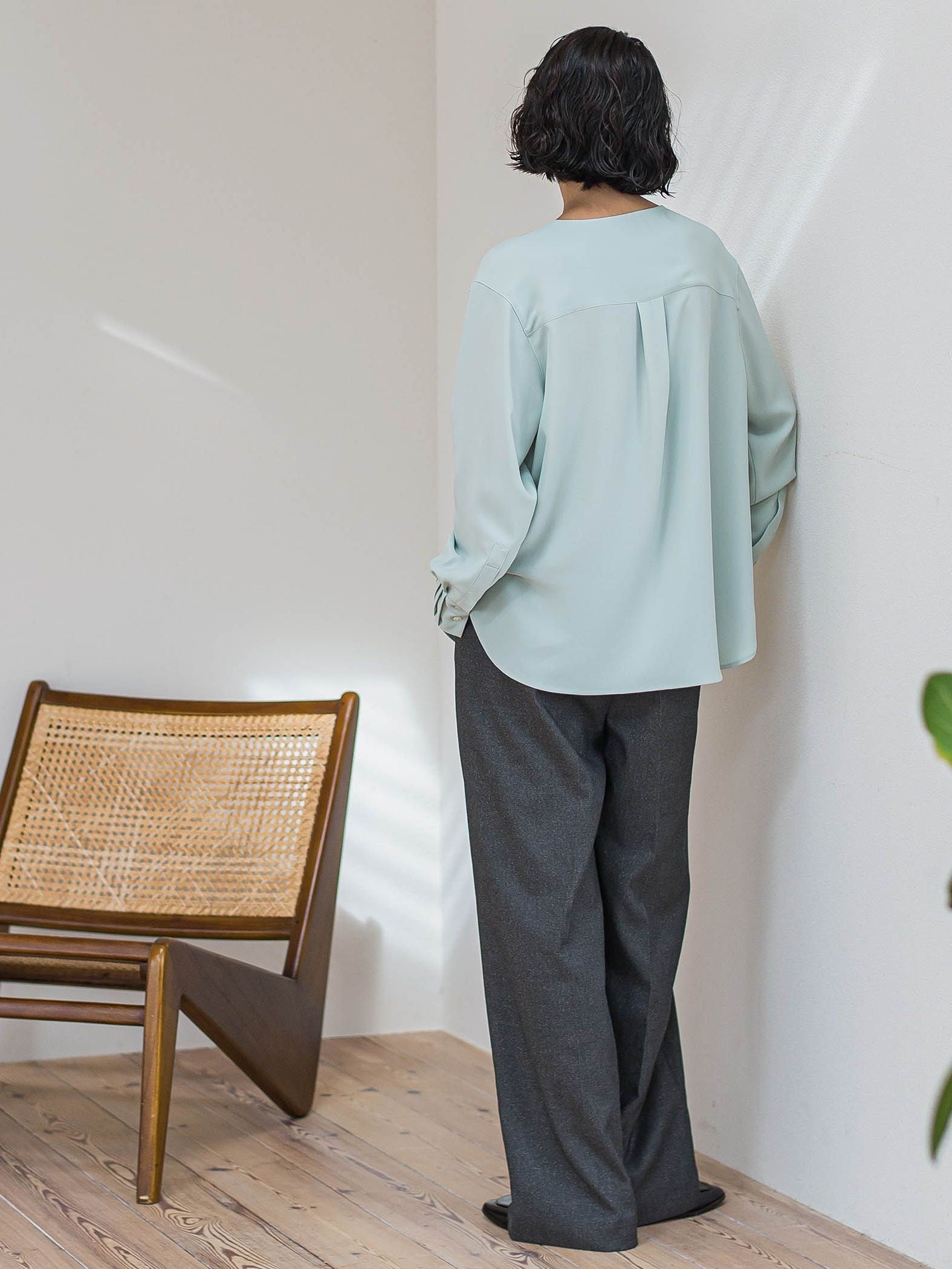 メランジツイルノーカラーブラウス