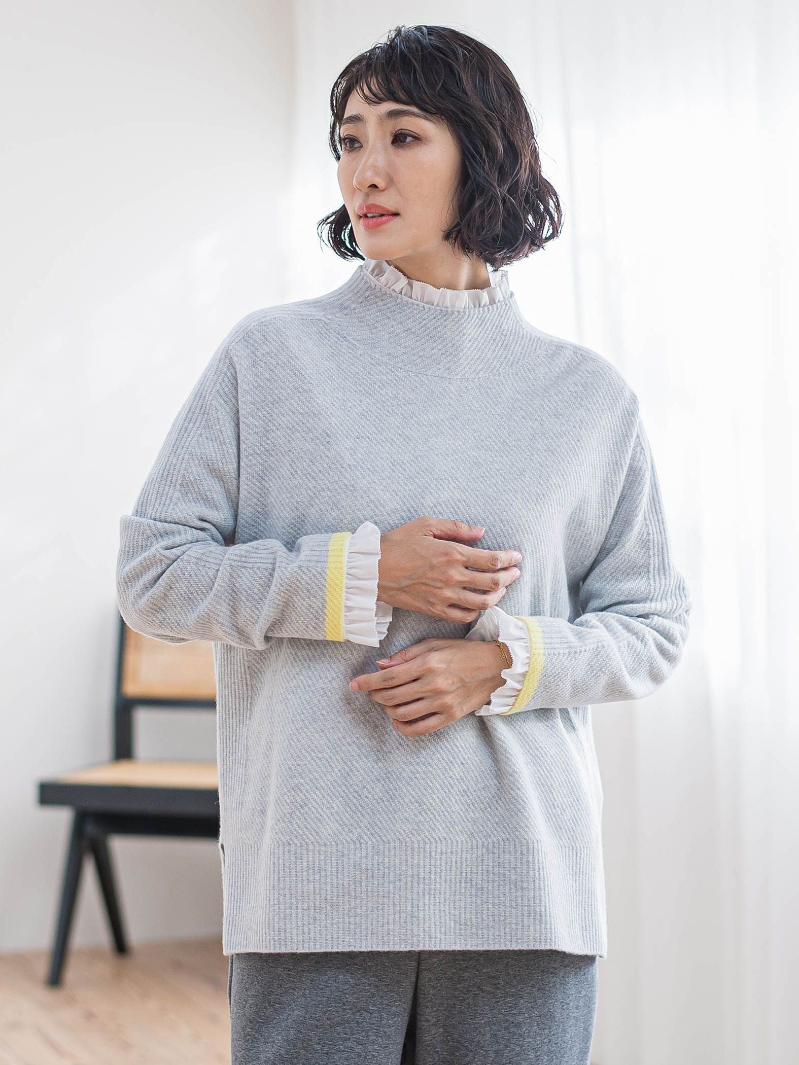 ネックフリルブラウス