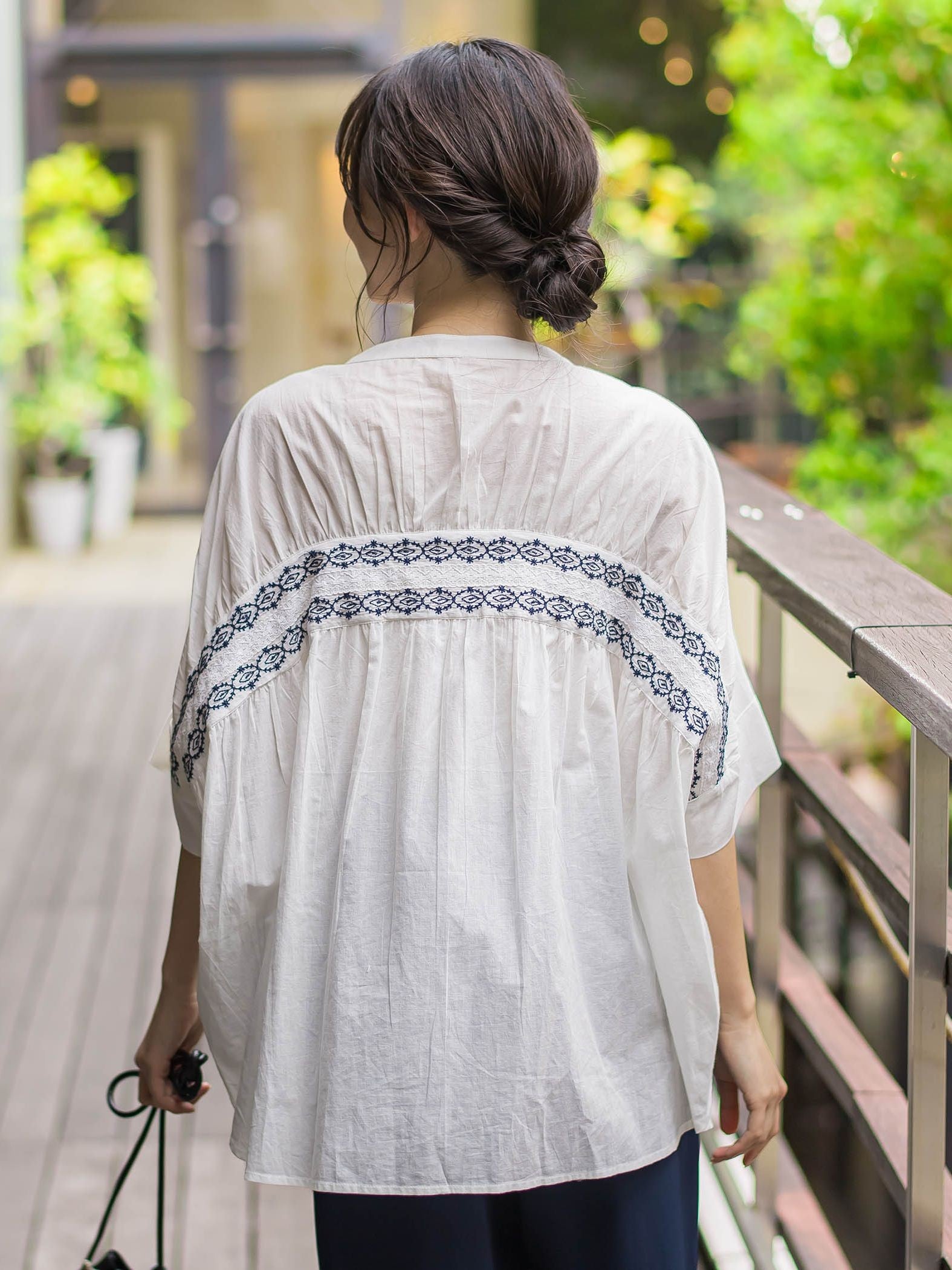 キャンブリックバック刺繍ブラウス