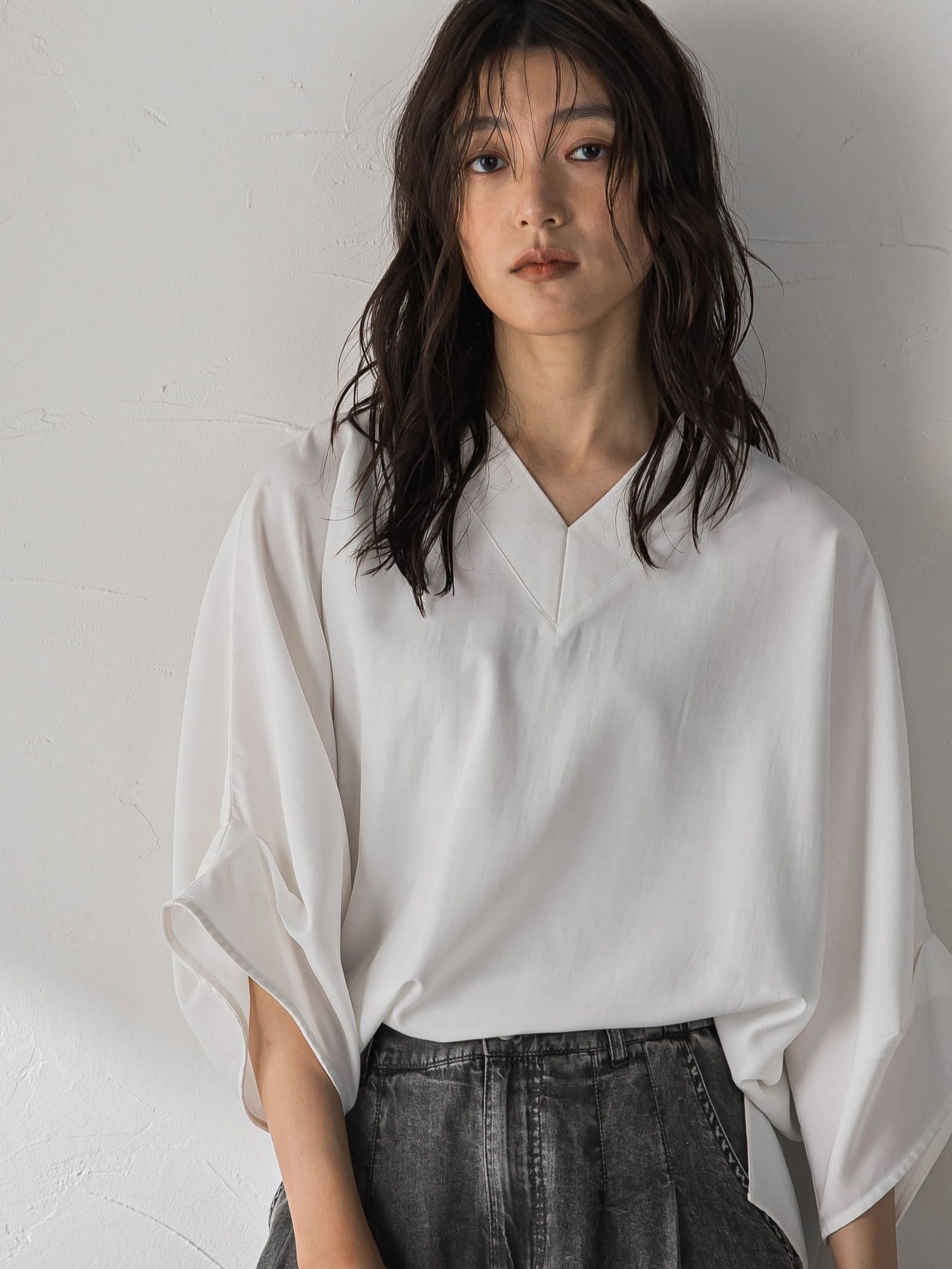 シャンブレーワイドスリーブVネックブラウス