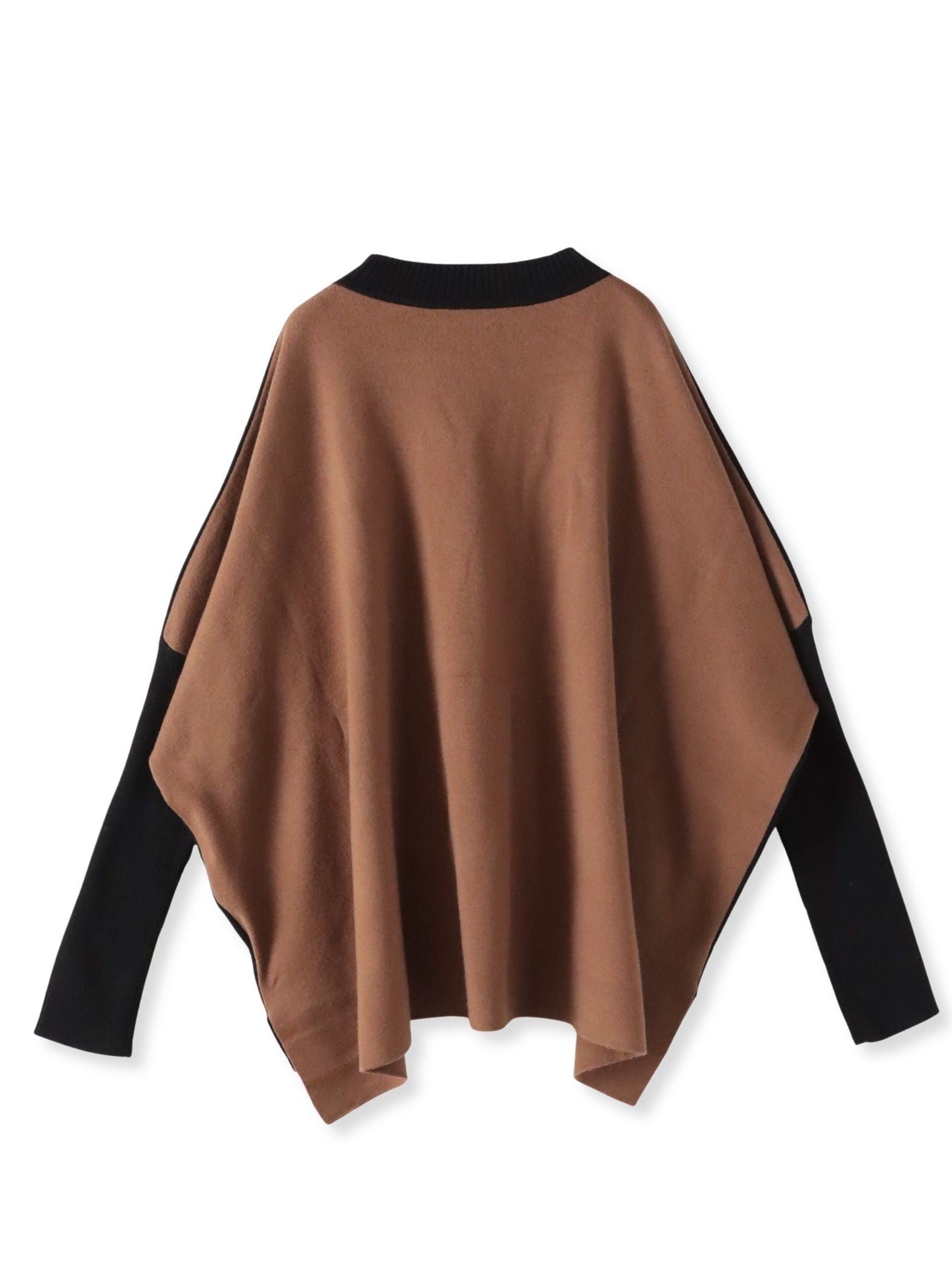 【WEB限定】”前後で印象が変わる”ドルマンバイカラーニット